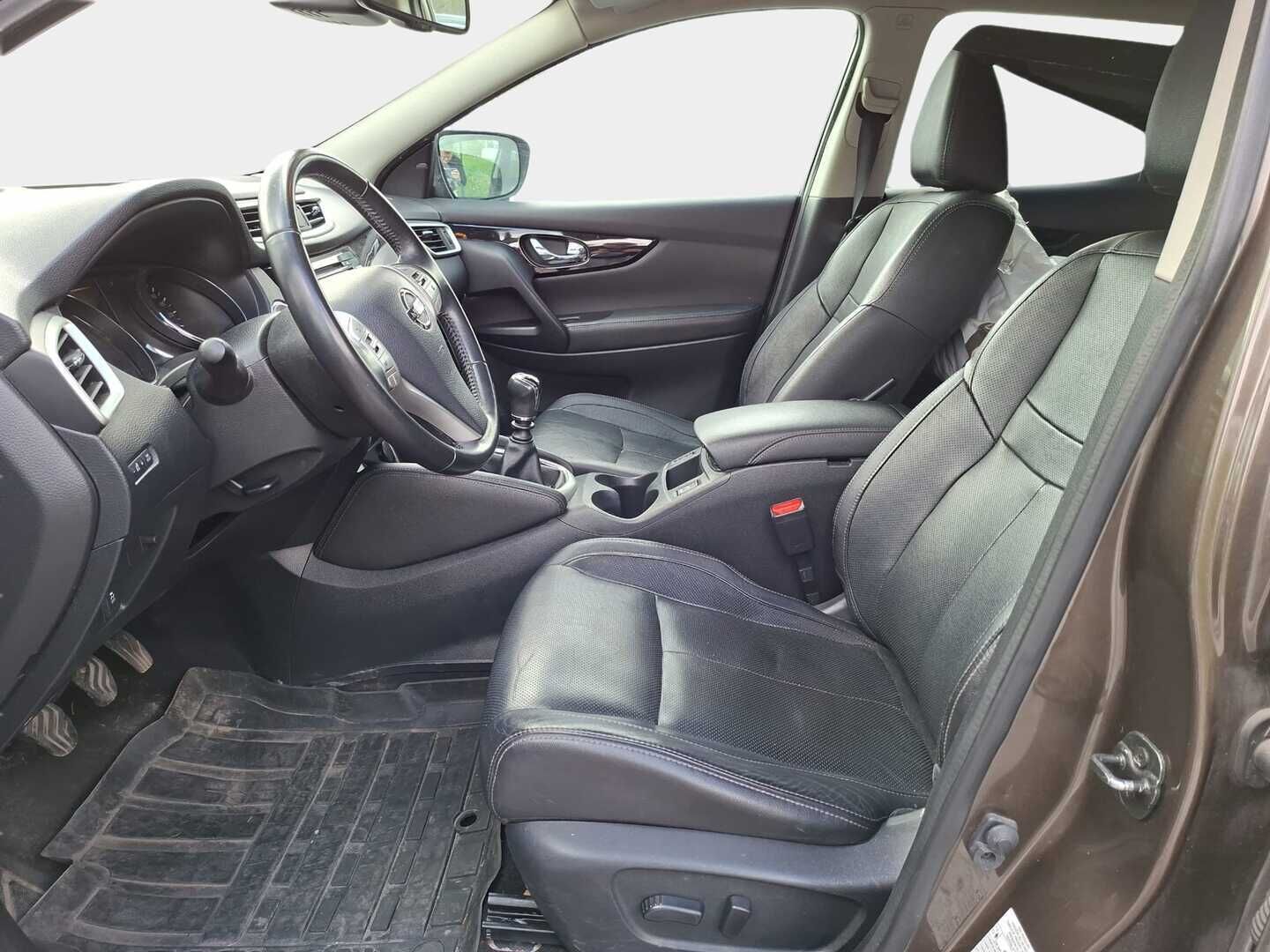 Nissan Qashqai 2015 DIG-T 115 Business 360 2WD 6M/T E6 Leather / Kaistavahti / 360 kamera / Navi / BLIS / Keyless - Suomi-auto hyvällä huoltohistorialla! / Lohkolämmitin / 2x renkaat aluvantein