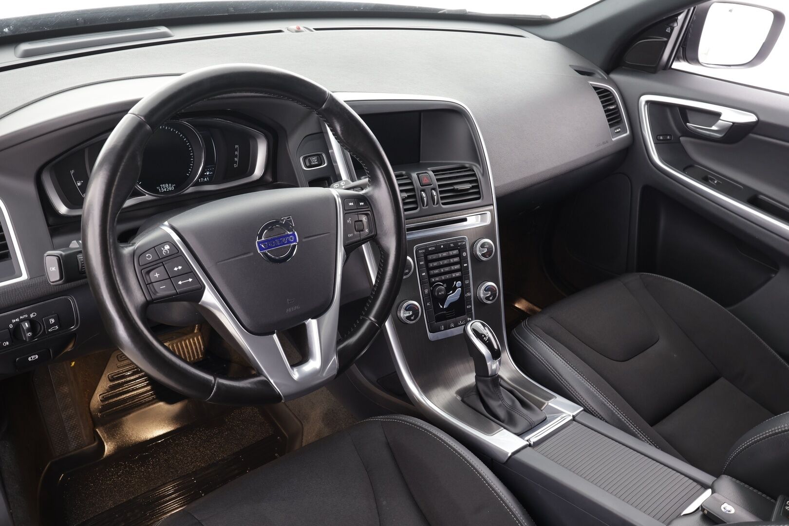 Volvo XC60 2016 D4 Business aut * Vakkari / Webasto / P.tutkat / Blis / Xenon / High Performance Audio * - Suomi-auto / Kahdet Renkaat