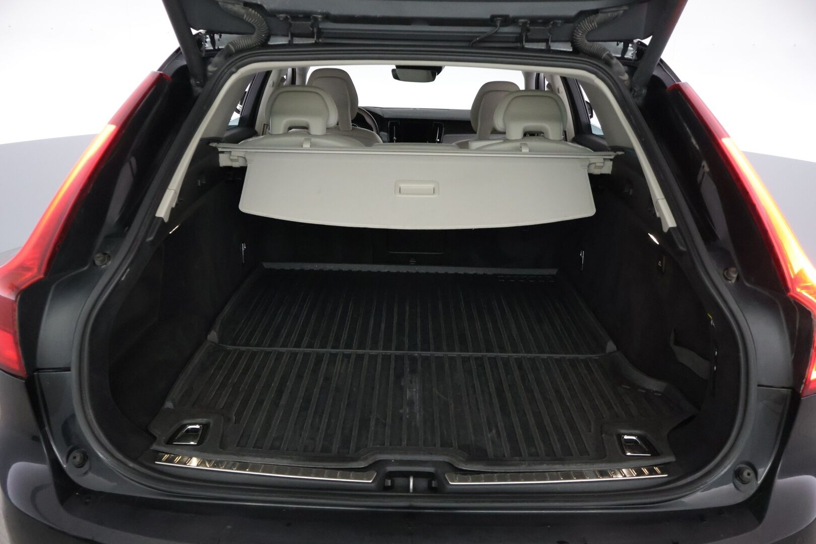 Volvo V90 2018 D3 Business aut * Webasto / Ei Ad-Blue / Adapt.vakkari / Nahkasisusta / Uudet Hakkapeliitta 10 nastat! / Apple Carplay * - Tilava perheauto hyvillä varusteilla! Uudet Nokian Hakkapeliitta 10 alla!