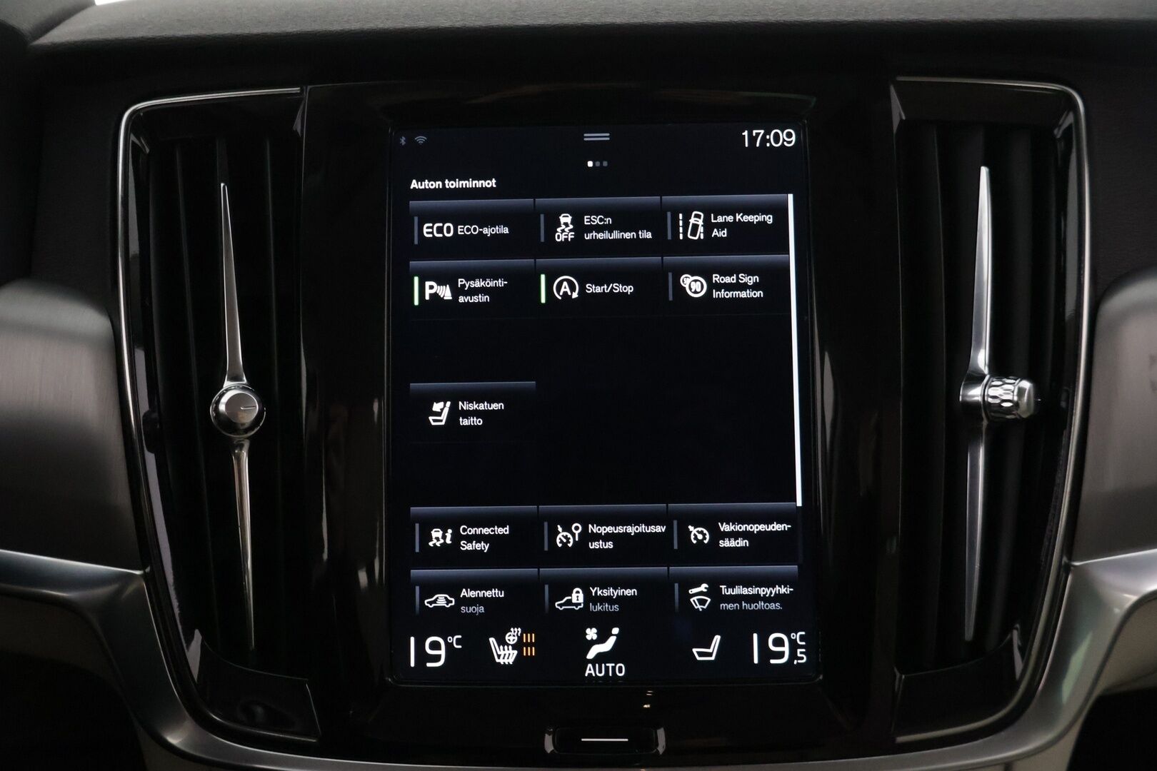 Volvo V90 2018 D3 Business aut * Webasto / Ei Ad-Blue / Adapt.vakkari / Nahkasisusta / Uudet Hakkapeliitta 10 nastat! / Apple Carplay * - Tilava perheauto hyvillä varusteilla! Uudet Nokian Hakkapeliitta 10 alla!