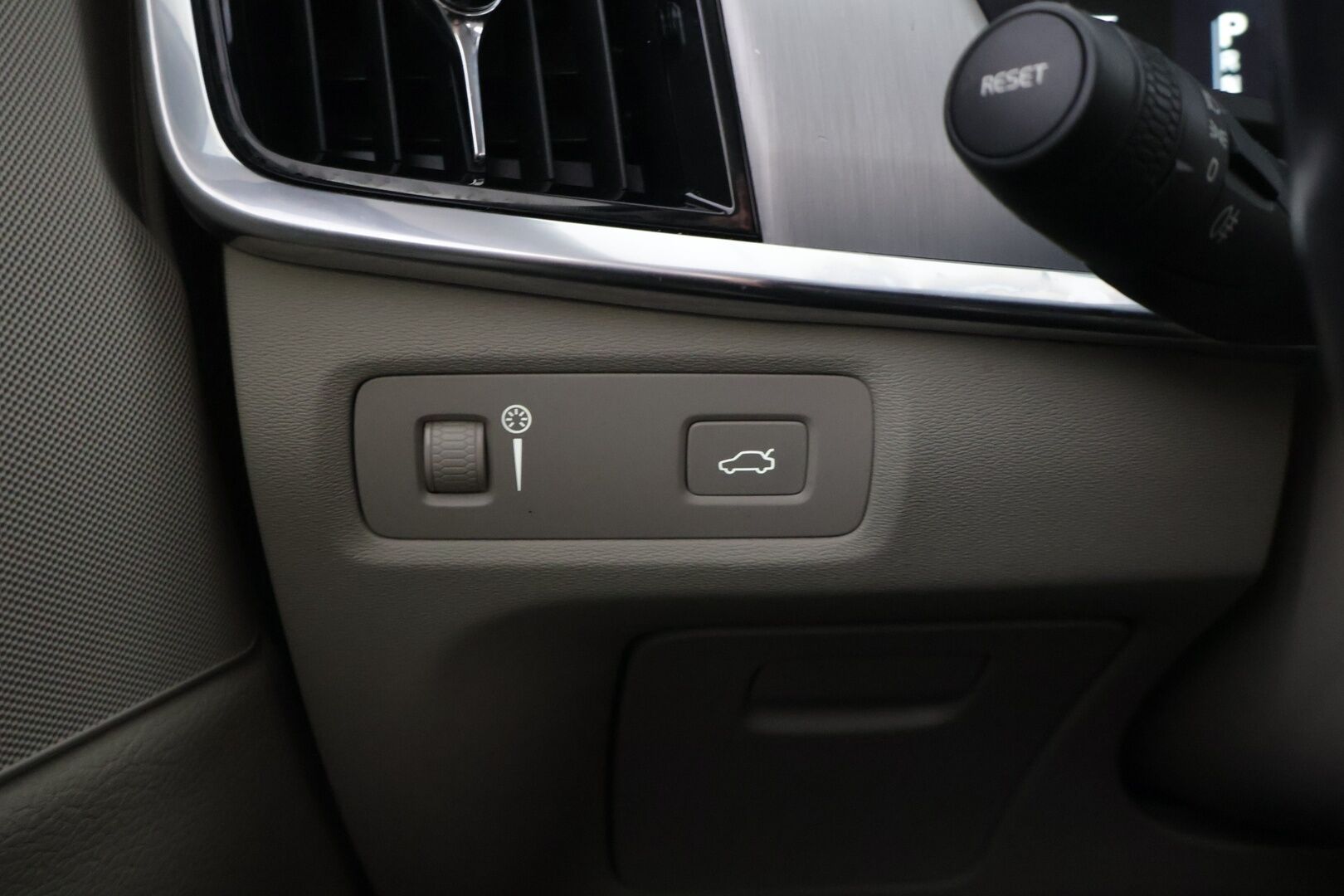 Volvo V90 2018 D3 Business aut * Webasto / Ei Ad-Blue / Adapt.vakkari / Nahkasisusta / Uudet Hakkapeliitta 10 nastat! / Apple Carplay * - Tilava perheauto hyvillä varusteilla! Uudet Nokian Hakkapeliitta 10 alla!