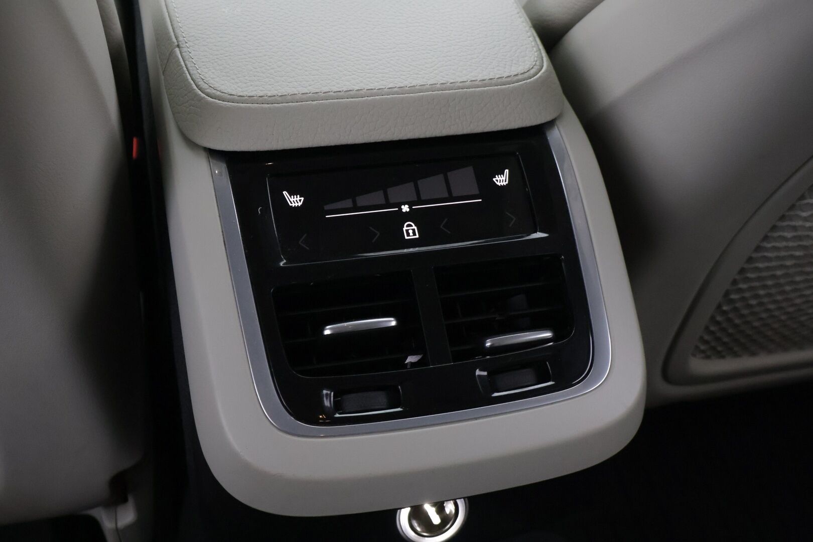 Volvo V90 2018 D3 Business aut * Webasto / Ei Ad-Blue / Adapt.vakkari / Nahkasisusta / Uudet Hakkapeliitta 10 nastat! / Apple Carplay * - Tilava perheauto hyvillä varusteilla! Uudet Nokian Hakkapeliitta 10 alla!