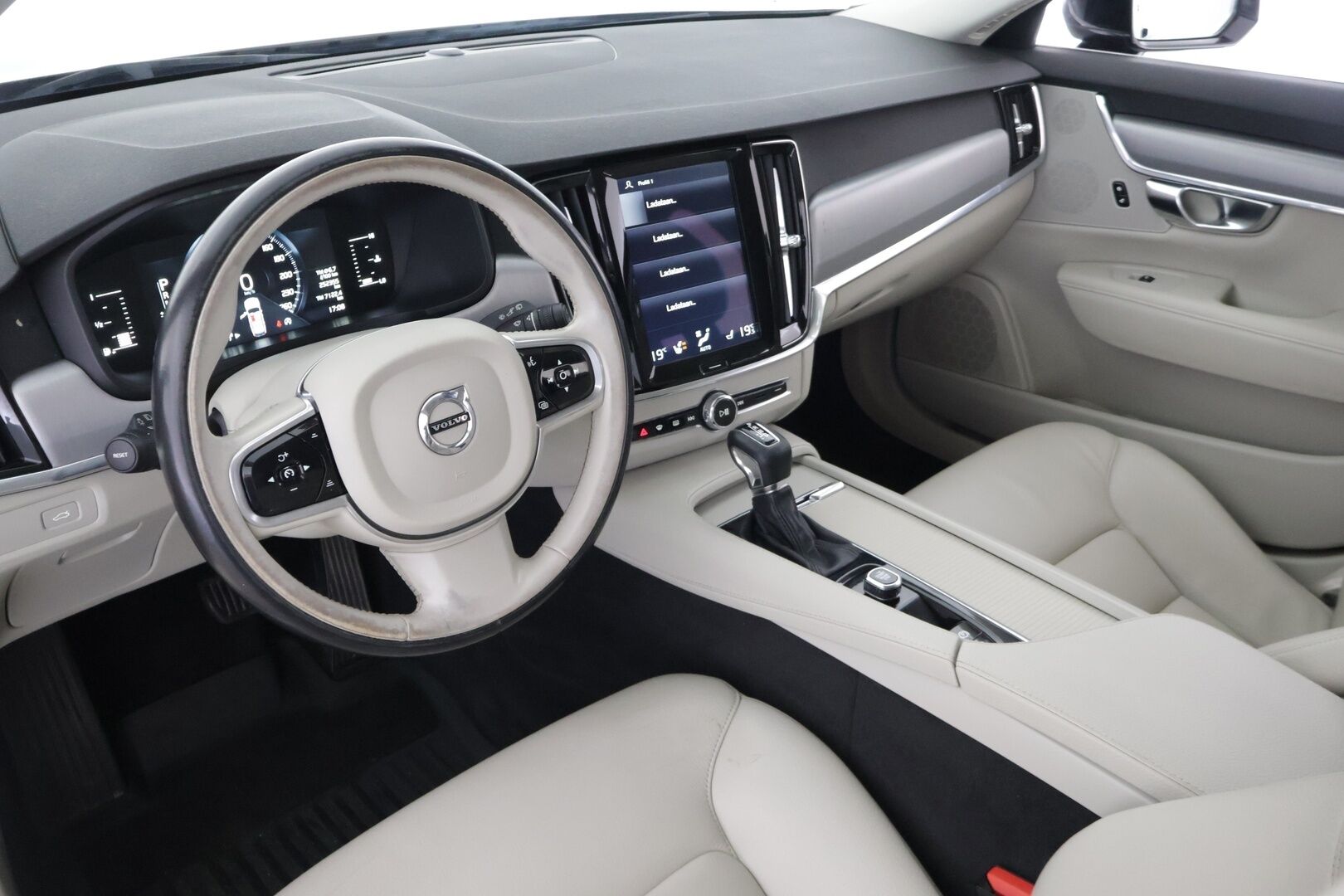 Volvo V90 2018 D3 Business aut * Webasto / Ei Ad-Blue / Adapt.vakkari / Nahkasisusta / Uudet Hakkapeliitta 10 nastat! / Apple Carplay * - Tilava perheauto hyvillä varusteilla! Uudet Nokian Hakkapeliitta 10 alla!