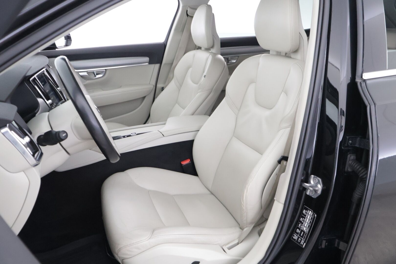 Volvo V90 2018 D3 Business aut * Webasto / Ei Ad-Blue / Adapt.vakkari / Nahkasisusta / Uudet Hakkapeliitta 10 nastat! / Apple Carplay * - Tilava perheauto hyvillä varusteilla! Uudet Nokian Hakkapeliitta 10 alla!