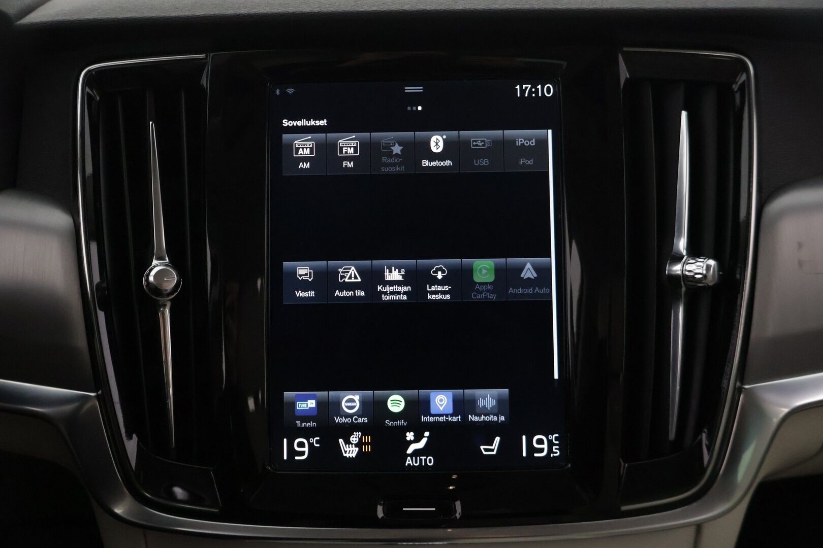 Volvo V90 2018 D3 Business aut * Webasto / Ei Ad-Blue / Adapt.vakkari / Nahkasisusta / Uudet Hakkapeliitta 10 nastat! / Apple Carplay * - Tilava perheauto hyvillä varusteilla! Uudet Nokian Hakkapeliitta 10 alla!