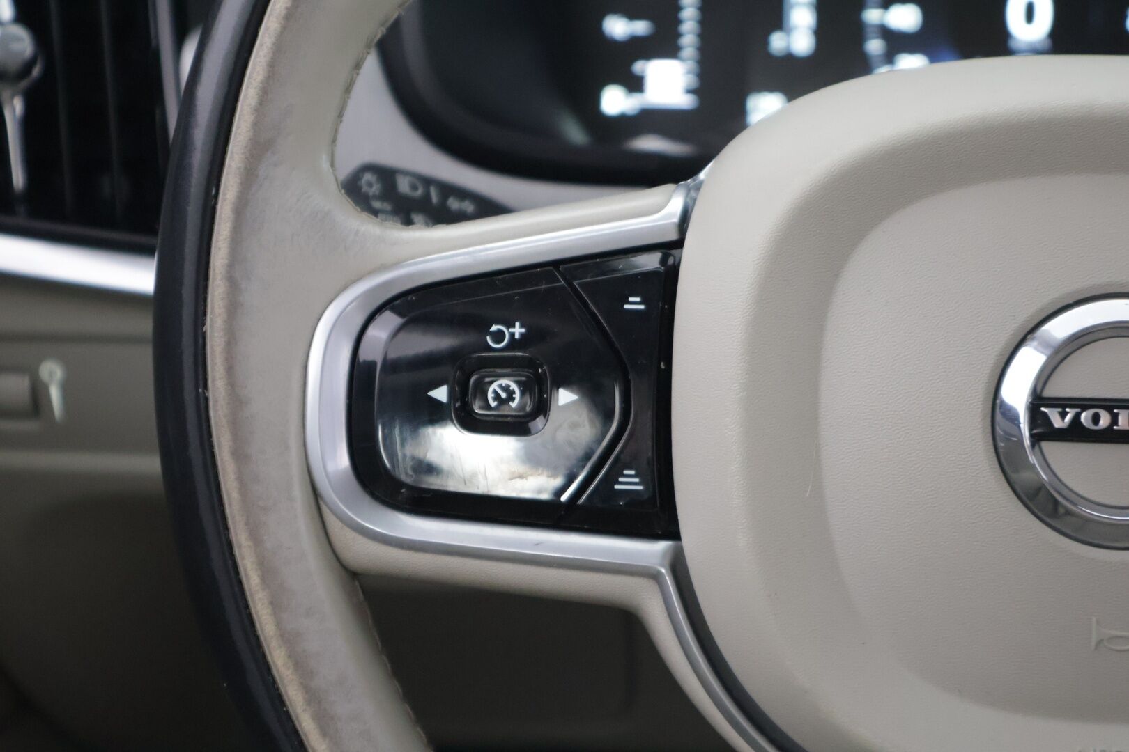 Volvo V90 2018 D3 Business aut * Webasto / Ei Ad-Blue / Adapt.vakkari / Nahkasisusta / Uudet Hakkapeliitta 10 nastat! / Apple Carplay * - Tilava perheauto hyvillä varusteilla! Uudet Nokian Hakkapeliitta 10 alla!