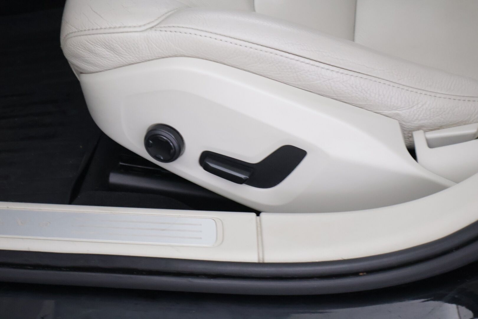 Volvo V90 2018 D3 Business aut * Webasto / Ei Ad-Blue / Adapt.vakkari / Nahkasisusta / Uudet Hakkapeliitta 10 nastat! / Apple Carplay * - Tilava perheauto hyvillä varusteilla! Uudet Nokian Hakkapeliitta 10 alla!