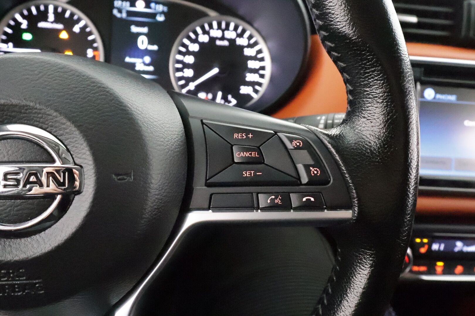 Nissan Micra 2017 dCi 90 S/S Tekna AVM 5M/T Int Pack Orange Ext Pack Ultimate 4 * Webasto / LED / 360 / kaistavahti / Navi / Keyless * - Suomi-auto / Kahdet renkaat aluvanteilla