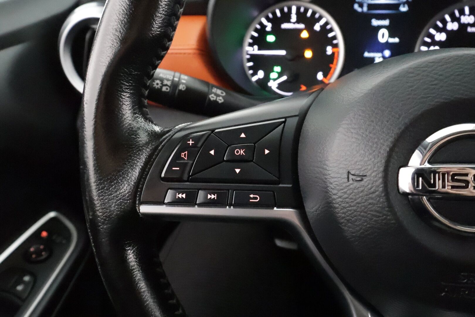 Nissan Micra 2017 dCi 90 S/S Tekna AVM 5M/T Int Pack Orange Ext Pack Ultimate 4 * Webasto / LED / 360 / kaistavahti / Navi / Keyless * - Suomi-auto / Kahdet renkaat aluvanteilla