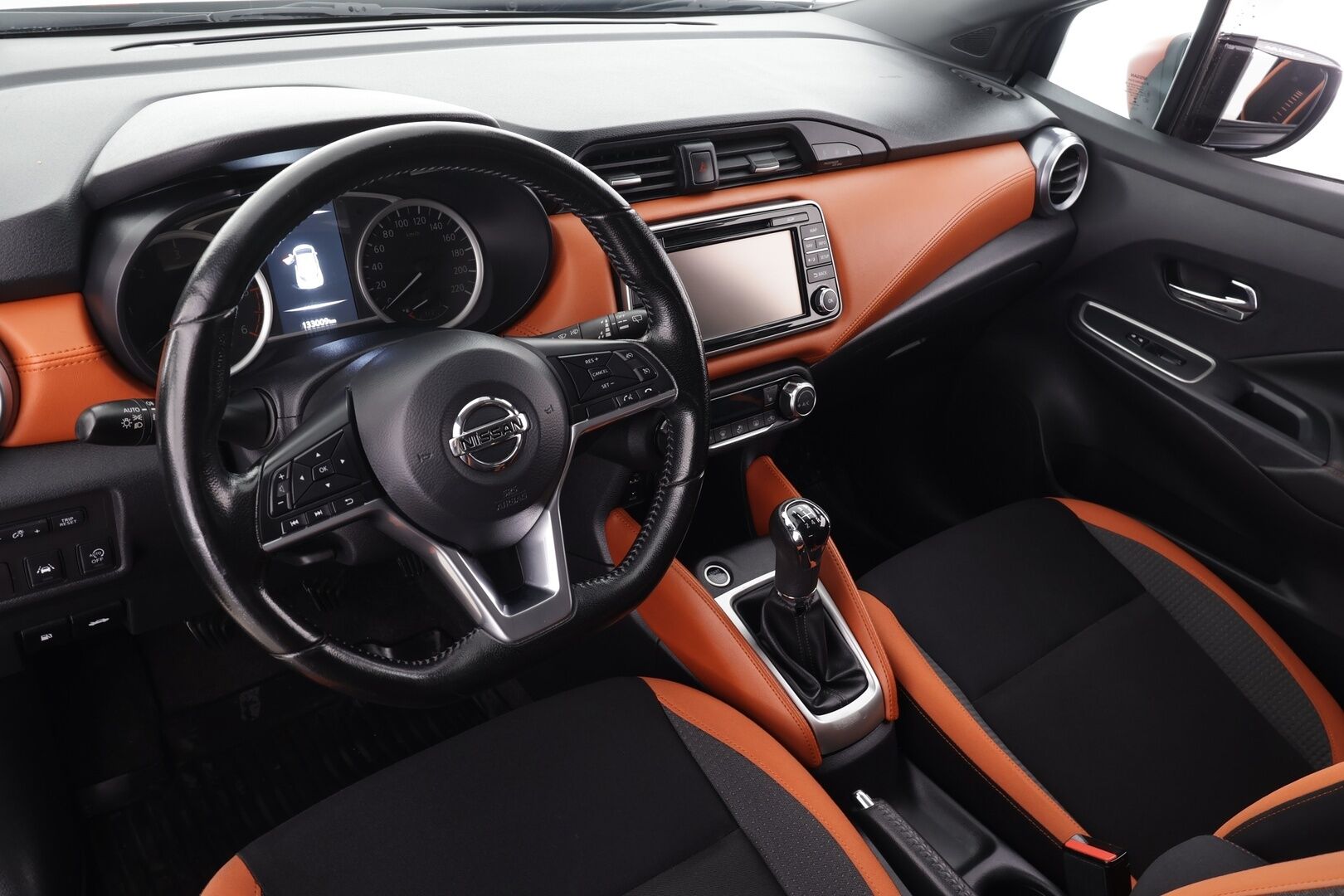 Nissan Micra 2017 dCi 90 S/S Tekna AVM 5M/T Int Pack Orange Ext Pack Ultimate 4 * Webasto / LED / 360 / kaistavahti / Navi / Keyless * - Suomi-auto / Kahdet renkaat aluvanteilla