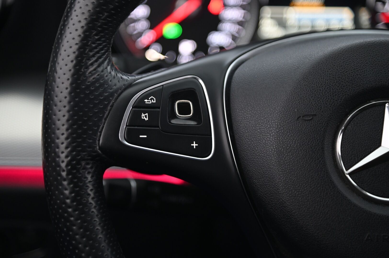 Mercedes-Benz E 2017 220 d 4Matic A Premium Business *Lohko / Navi / P.kamera / Ambient - **Varusteet tulossa**