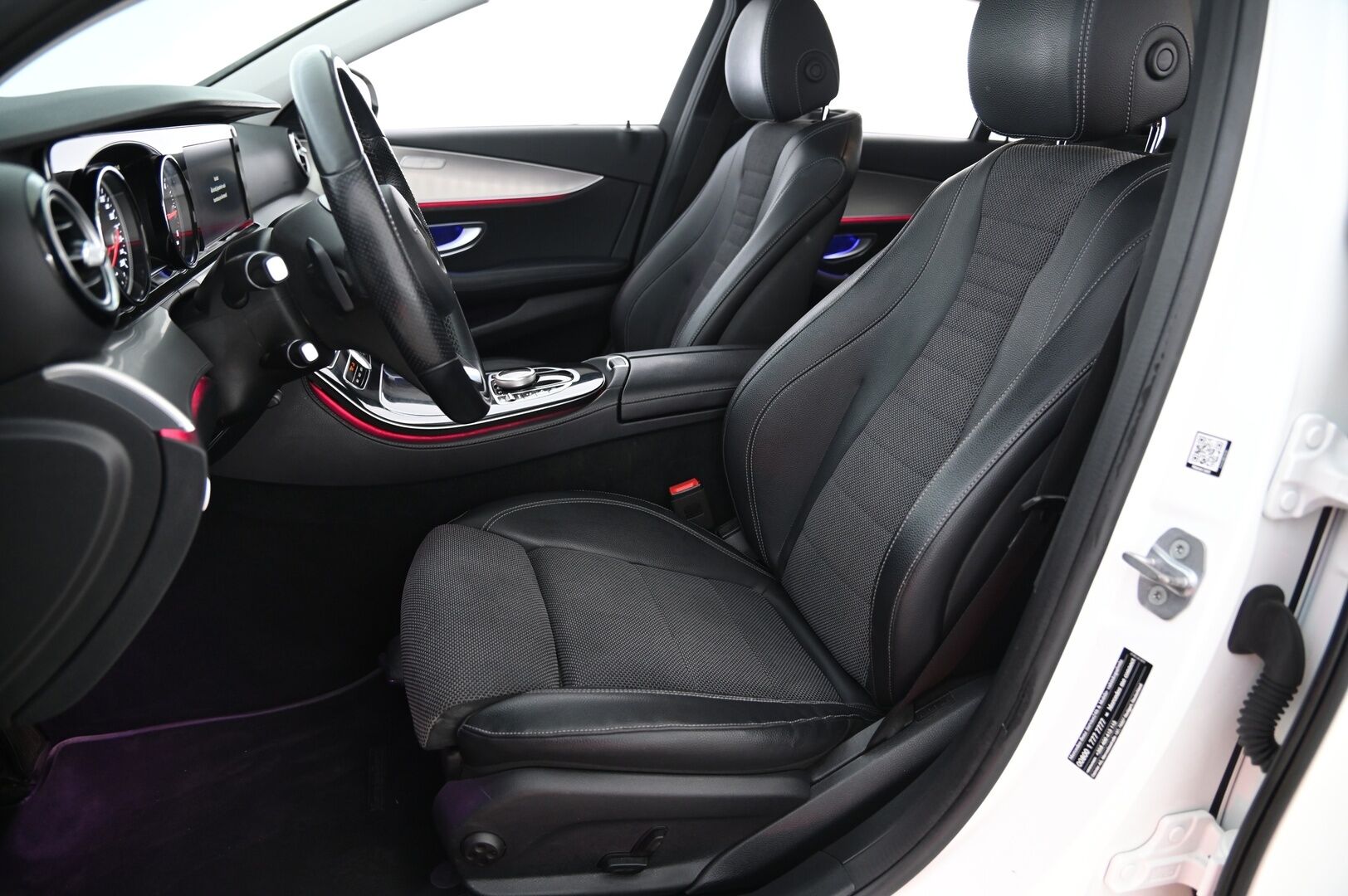 Mercedes-Benz E 2017 220 d 4Matic A Premium Business *Lohko / Navi / P.kamera / Ambient - **Varusteet tulossa**