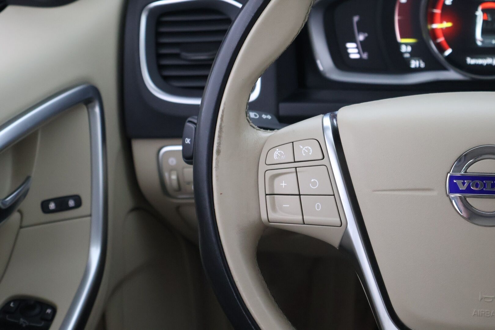 Volvo S60 2018 T4 Classic Summum aut - Webasto / Digimittari / High Performance Audio / Vetokoukku / Vaaleat Nahat / Sensus Navi / VOC / Jakopää tehty!