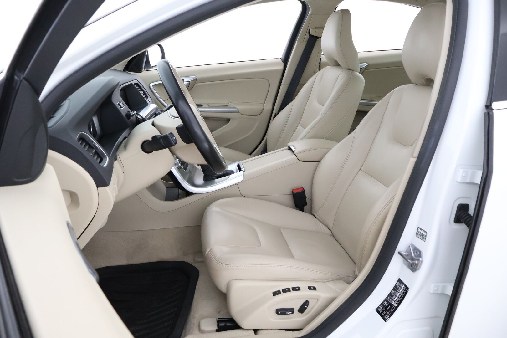 Volvo S60 2018 T4 Classic Summum aut - Webasto / Digimittari / High Performance Audio / Vetokoukku / Vaaleat Nahat / Sensus Navi / VOC / Jakopää tehty!