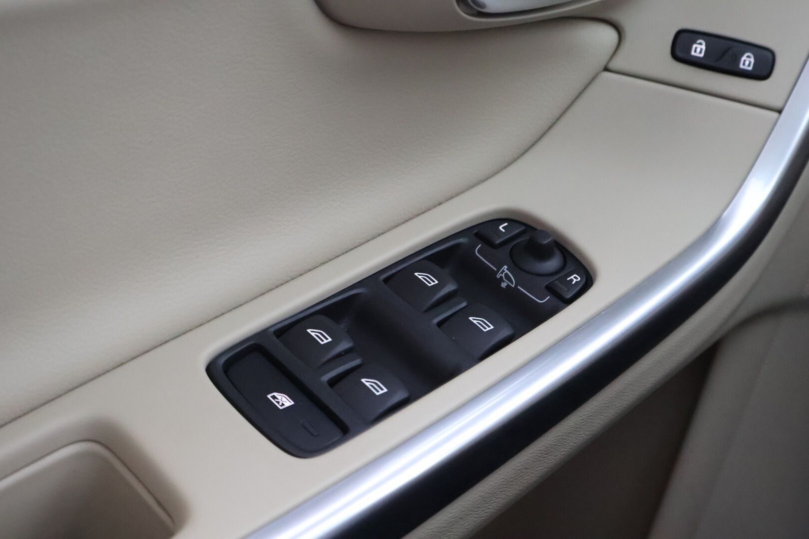 Volvo S60 2018 T4 Classic Summum aut - Webasto / Digimittari / High Performance Audio / Vetokoukku / Vaaleat Nahat / Sensus Navi / VOC / Jakopää tehty!