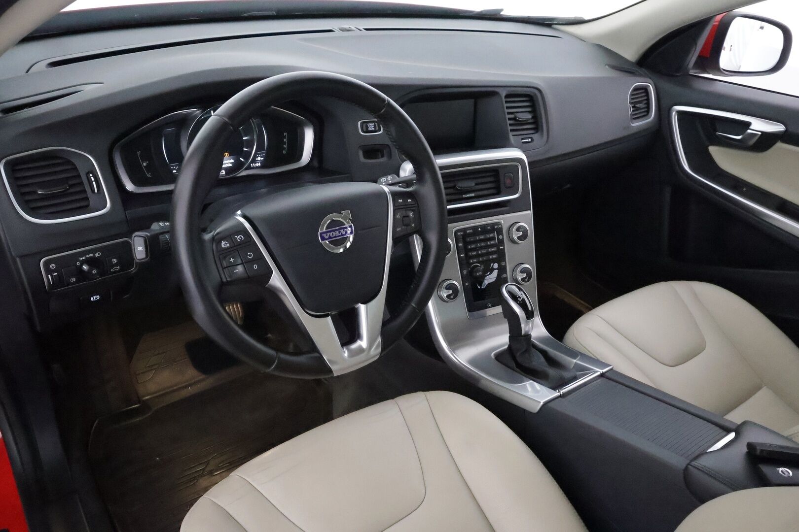 Volvo V60 2018 D4 AWD Classic Summum aut - Suomiauto / Webasto / Muistipenkki / Vaalea Nahkasisusta / Aktiiviset Xenonit / VOC / Tulossa Tampereelle!