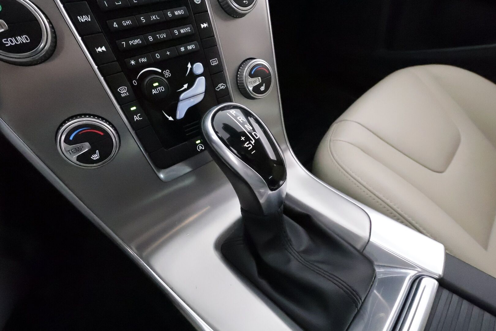 Volvo V60 2018 D4 AWD Classic Summum aut - Suomiauto / Webasto / Muistipenkki / Vaalea Nahkasisusta / Aktiiviset Xenonit / VOC / Tulossa Tampereelle!