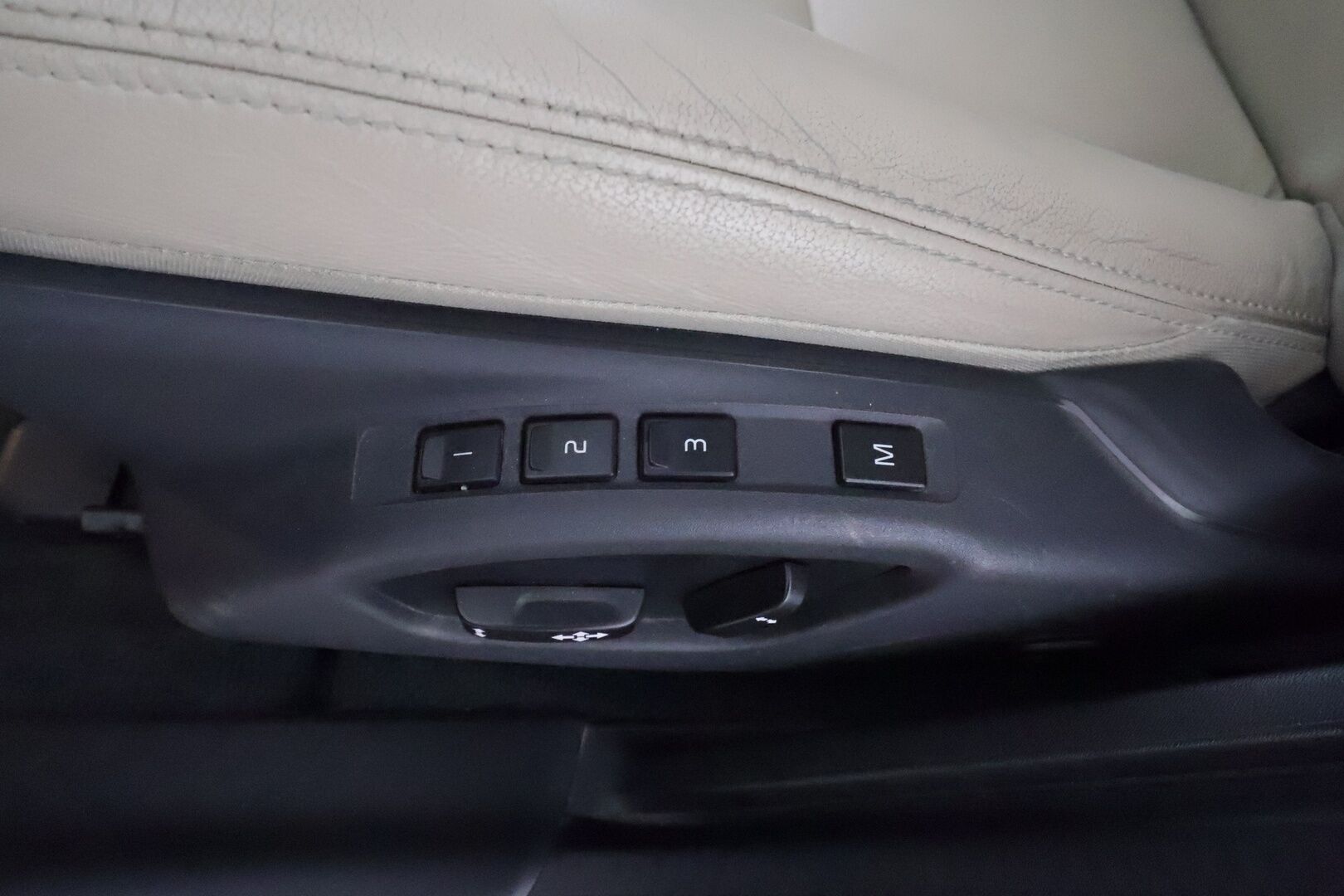 Volvo V60 2018 D4 AWD Classic Summum aut - Suomiauto / Webasto / Muistipenkki / Vaalea Nahkasisusta / Aktiiviset Xenonit / VOC / Tulossa Tampereelle!