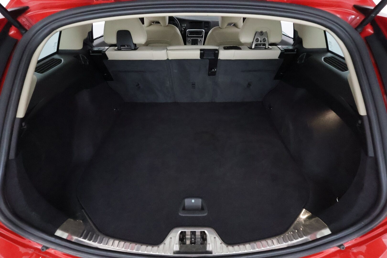 Volvo V60 2018 D4 AWD Classic Summum aut - Suomiauto / Webasto / Muistipenkki / Vaalea Nahkasisusta / Aktiiviset Xenonit / VOC / Tulossa Tampereelle!