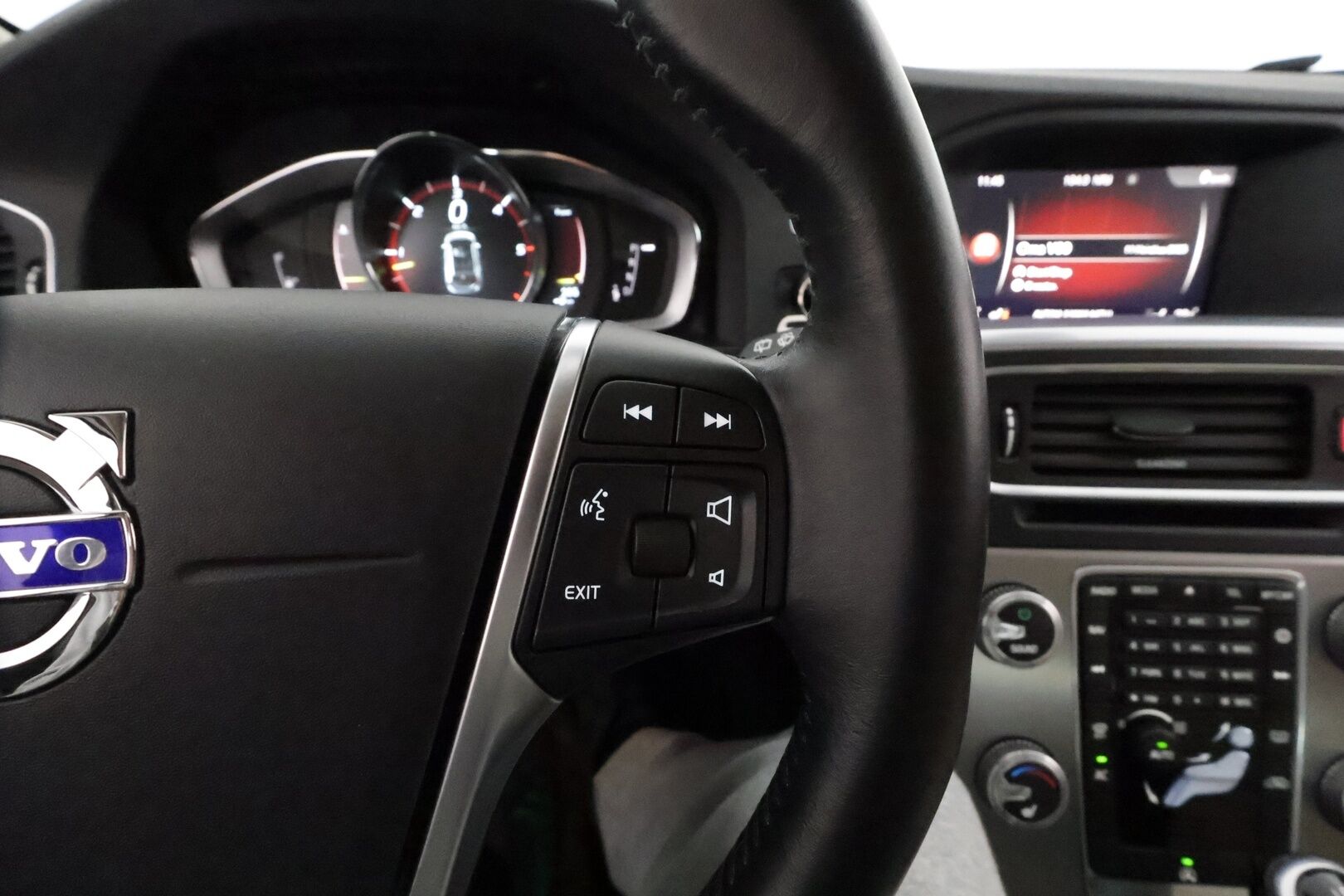 Volvo V60 2018 D4 AWD Classic Summum aut - Suomiauto / Webasto / Muistipenkki / Vaalea Nahkasisusta / Aktiiviset Xenonit / VOC / Tulossa Tampereelle!
