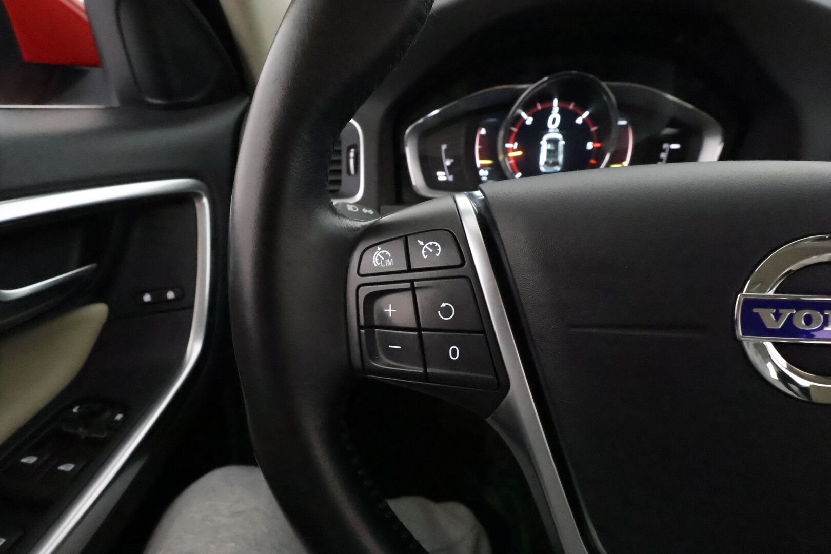 Volvo V60 2018 D4 AWD Classic Summum aut - Suomiauto / Webasto / Muistipenkki / Vaalea Nahkasisusta / Aktiiviset Xenonit / VOC / Tulossa Tampereelle!