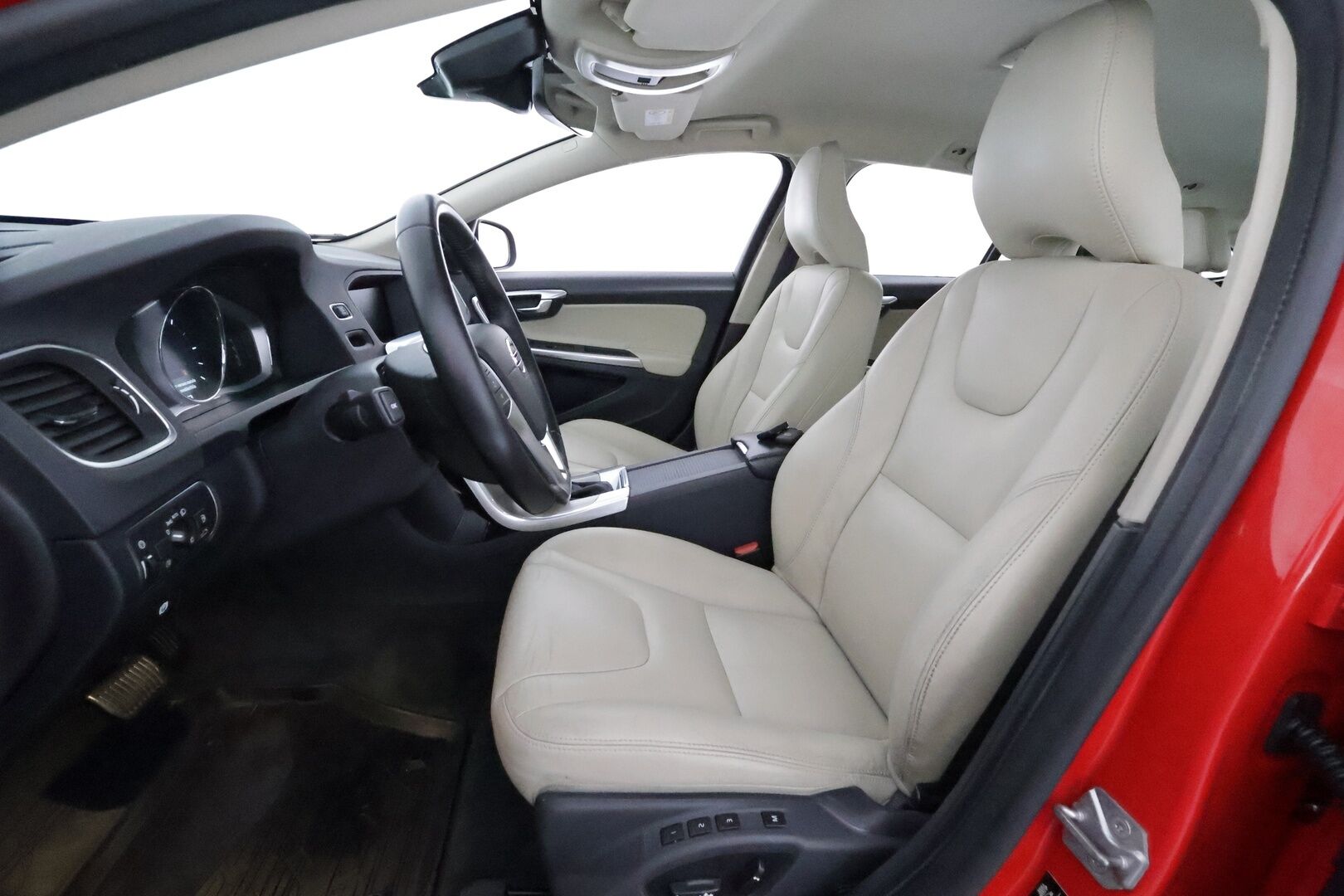 Volvo V60 2018 D4 AWD Classic Summum aut - Suomiauto / Webasto / Muistipenkki / Vaalea Nahkasisusta / Aktiiviset Xenonit / VOC / Tulossa Tampereelle!