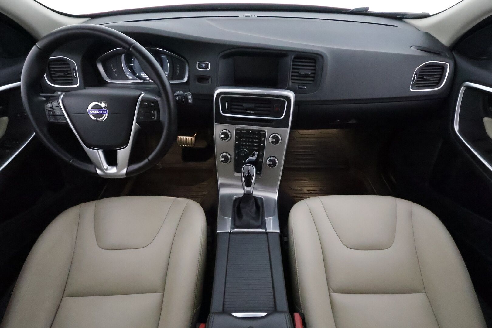 Volvo V60 2018 D4 AWD Classic Summum aut - Suomiauto / Webasto / Muistipenkki / Vaalea Nahkasisusta / Aktiiviset Xenonit / VOC / Tulossa Tampereelle!