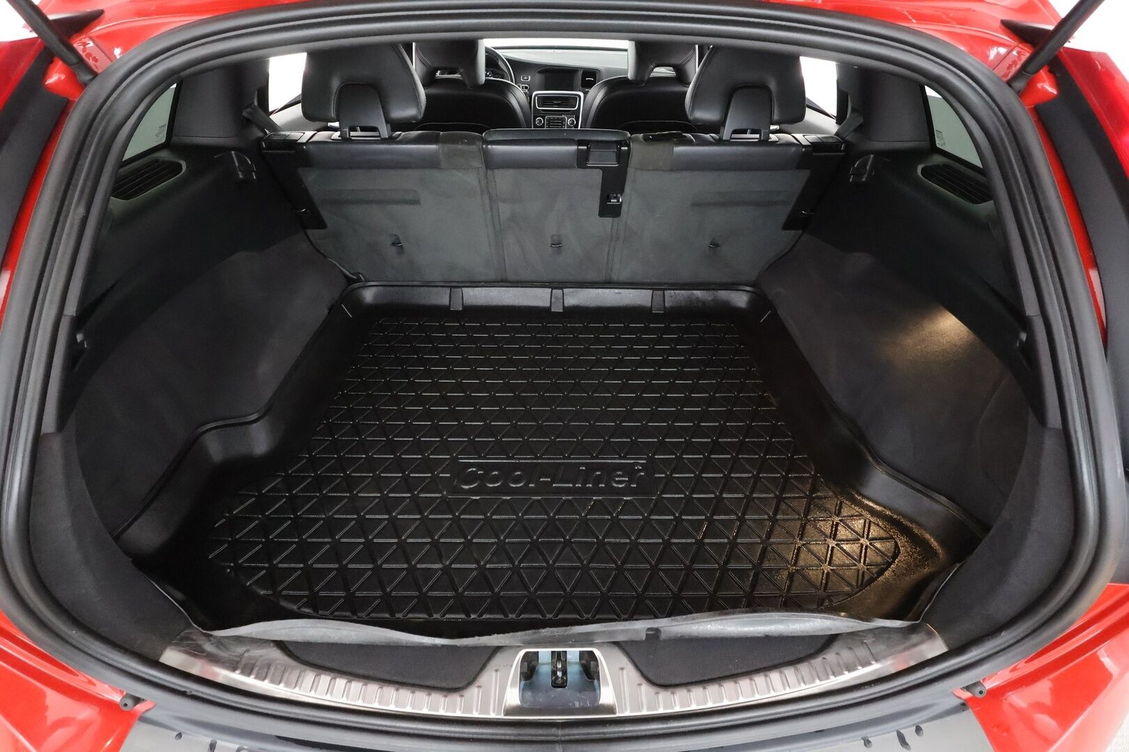 Volvo V60 2018 T3 Business Classic R-Design aut * Vakkari / Webasto / Koukku / P.tutka / LED / High performance äänentoisto * - Kahdet Renkaat / Suomi-auto