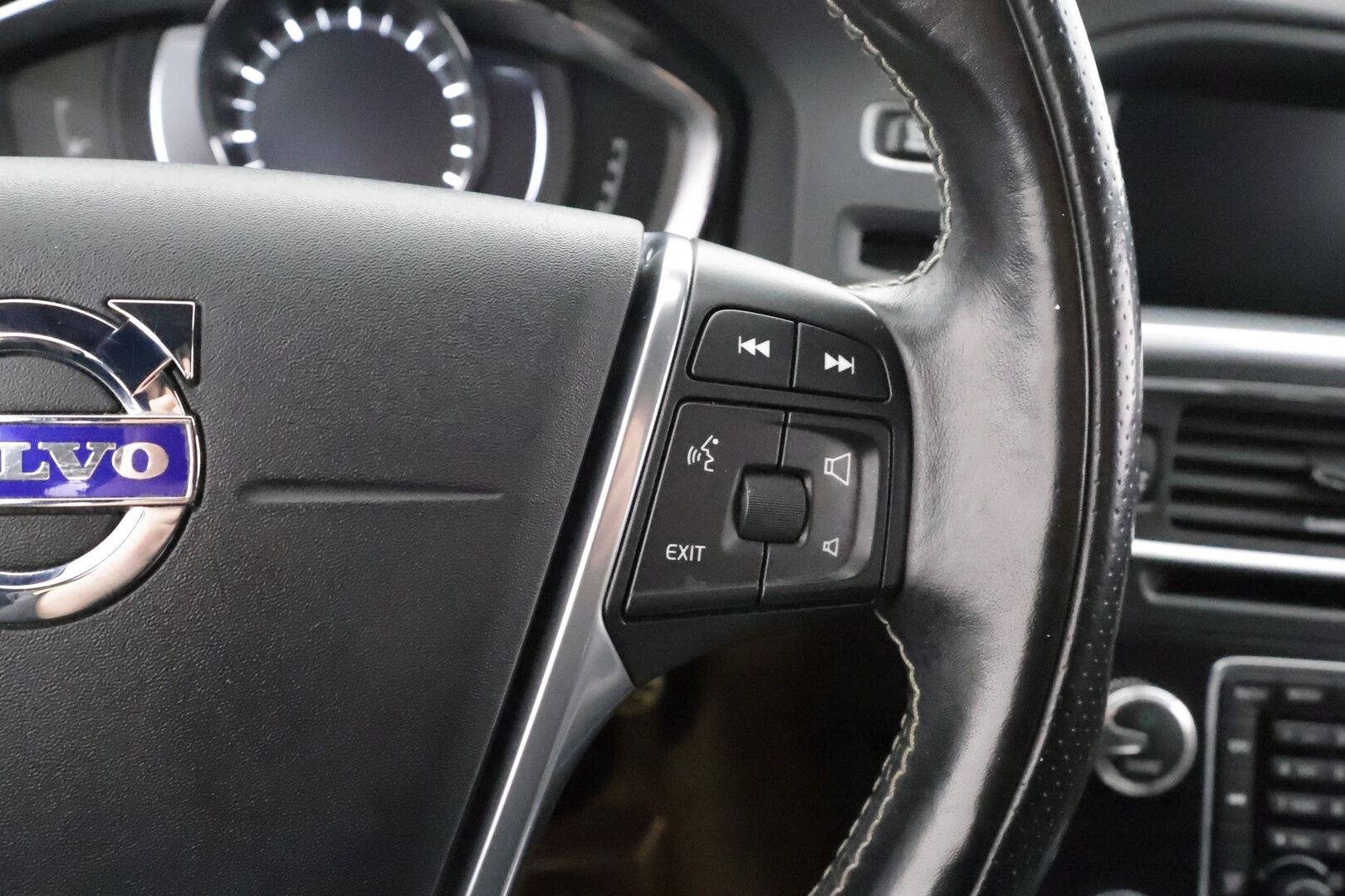 Volvo V60 2018 T3 Business Classic R-Design aut * Vakkari / Webasto / Koukku / P.tutka / LED / High performance äänentoisto * - Kahdet Renkaat / Suomi-auto