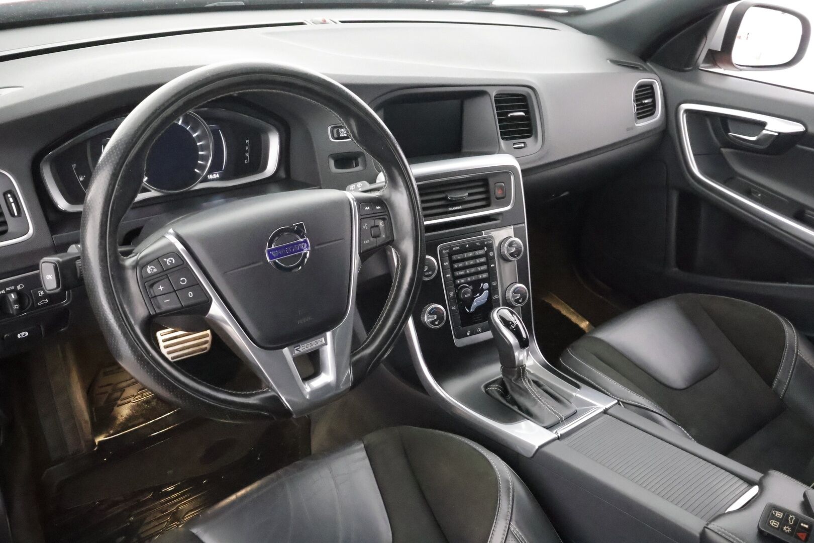 Volvo V60 2018 T3 Business Classic R-Design aut * Vakkari / Webasto / Koukku / P.tutka / LED / High performance äänentoisto * - Kahdet Renkaat / Suomi-auto