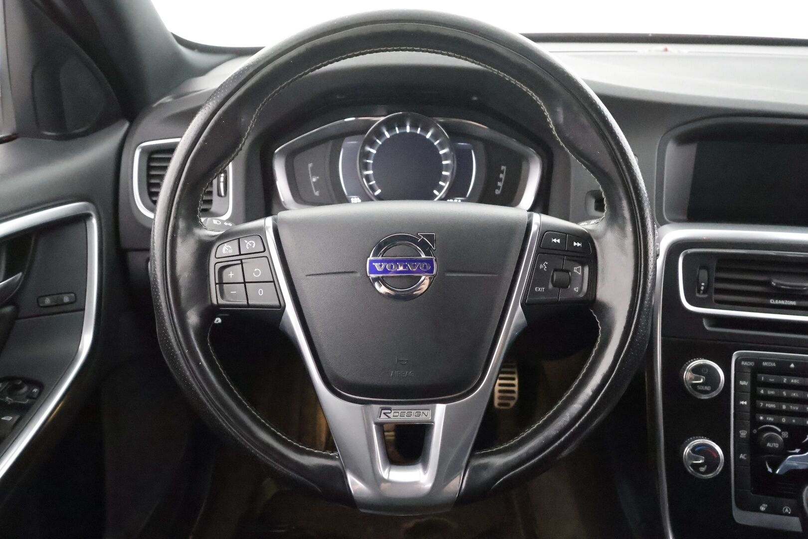 Volvo V60 2018 T3 Business Classic R-Design aut * Vakkari / Webasto / Koukku / P.tutka / LED / High performance äänentoisto * - Kahdet Renkaat / Suomi-auto