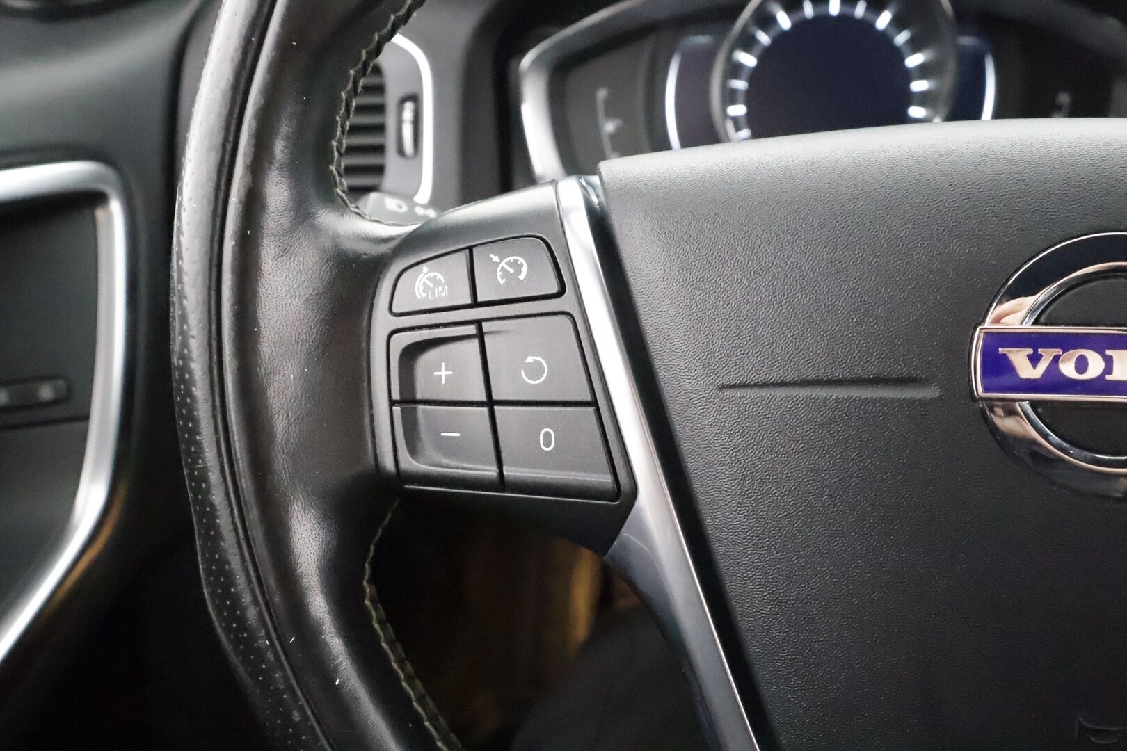 Volvo V60 2018 T3 Business Classic R-Design aut * Vakkari / Webasto / Koukku / P.tutka / LED / High performance äänentoisto * - Kahdet Renkaat / Suomi-auto