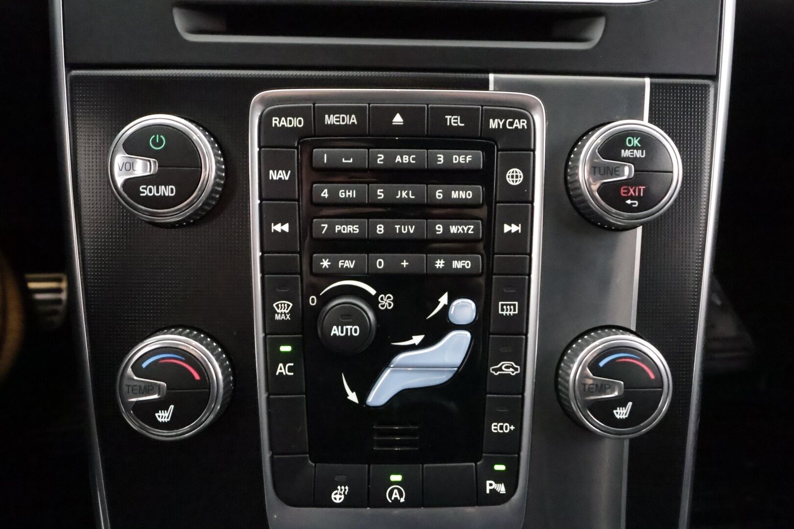 Volvo V60 2018 T3 Business Classic R-Design aut * Vakkari / Webasto / Koukku / P.tutka / LED / High performance äänentoisto * - Kahdet Renkaat / Suomi-auto