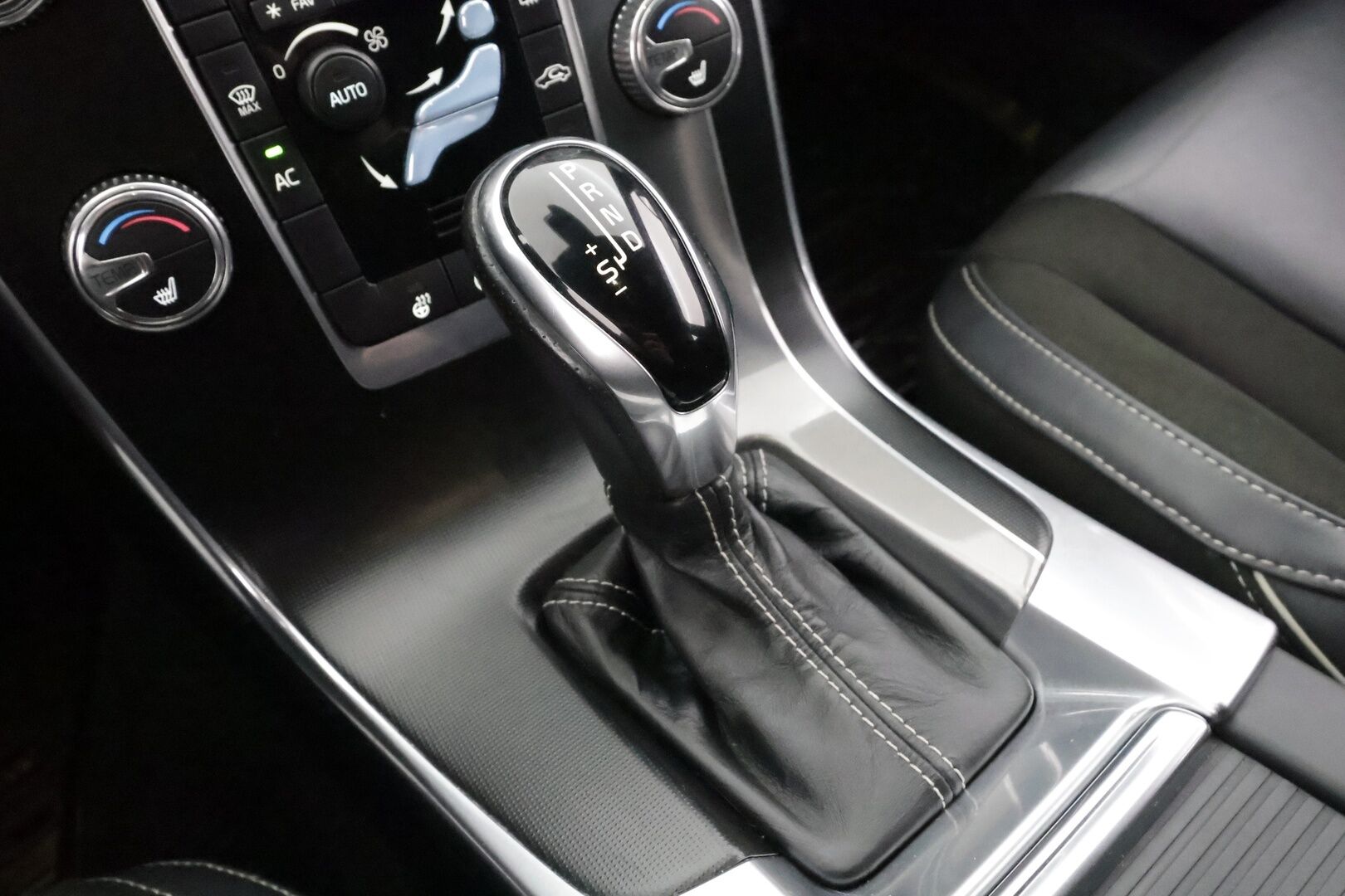 Volvo V60 2018 T3 Business Classic R-Design aut * Vakkari / Webasto / Koukku / P.tutka / LED / High performance äänentoisto * - Kahdet Renkaat / Suomi-auto