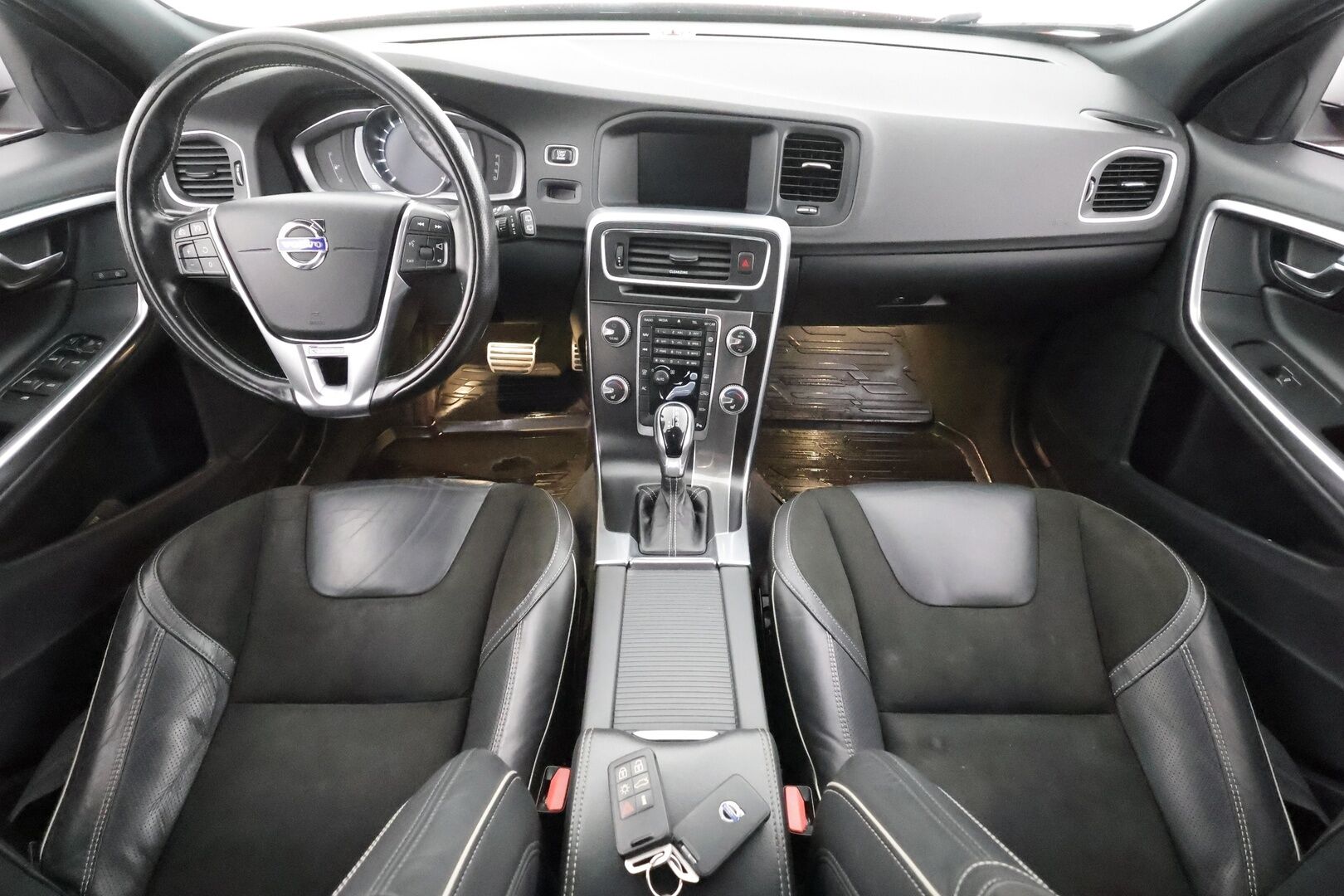 Volvo V60 2018 T3 Business Classic R-Design aut * Vakkari / Webasto / Koukku / P.tutka / LED / High performance äänentoisto * - Kahdet Renkaat / Suomi-auto