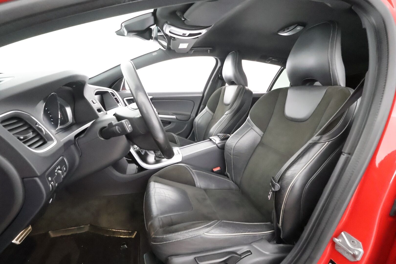 Volvo V60 2018 T3 Business Classic R-Design aut * Vakkari / Webasto / Koukku / P.tutka / LED / High performance äänentoisto * - Kahdet Renkaat / Suomi-auto