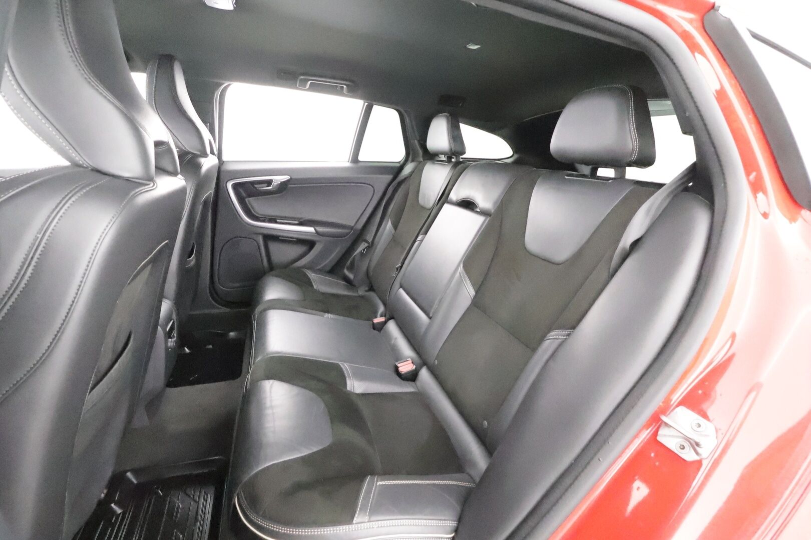 Volvo V60 2018 T3 Business Classic R-Design aut * Vakkari / Webasto / Koukku / P.tutka / LED / High performance äänentoisto * - Kahdet Renkaat / Suomi-auto