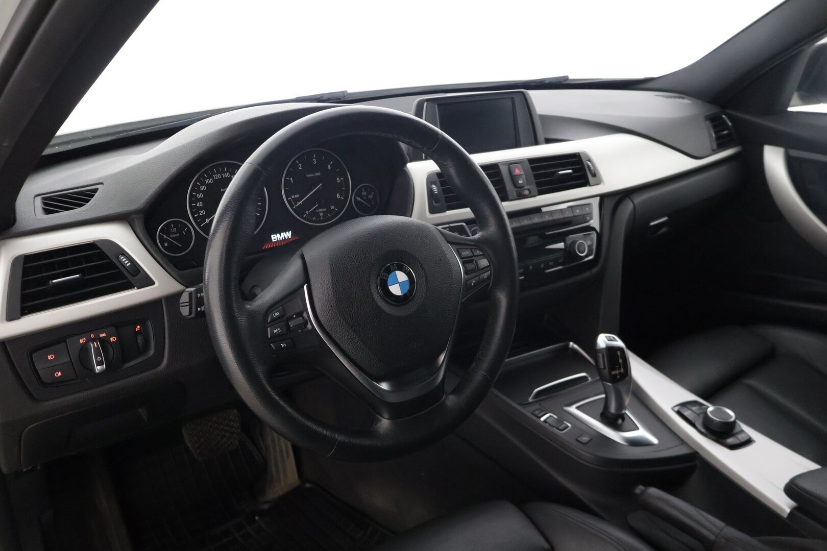 BMW 320 2018 F31 Touring 320d A xDrive Business Exclusive * Webasto / P-tutkat / Ratinlämmitin / M-Sportlook * - Suomiauto / Kattavilla huolloilla - HULLUT AVAJAISHULINAT KORKOTARJOUS 3,29 %