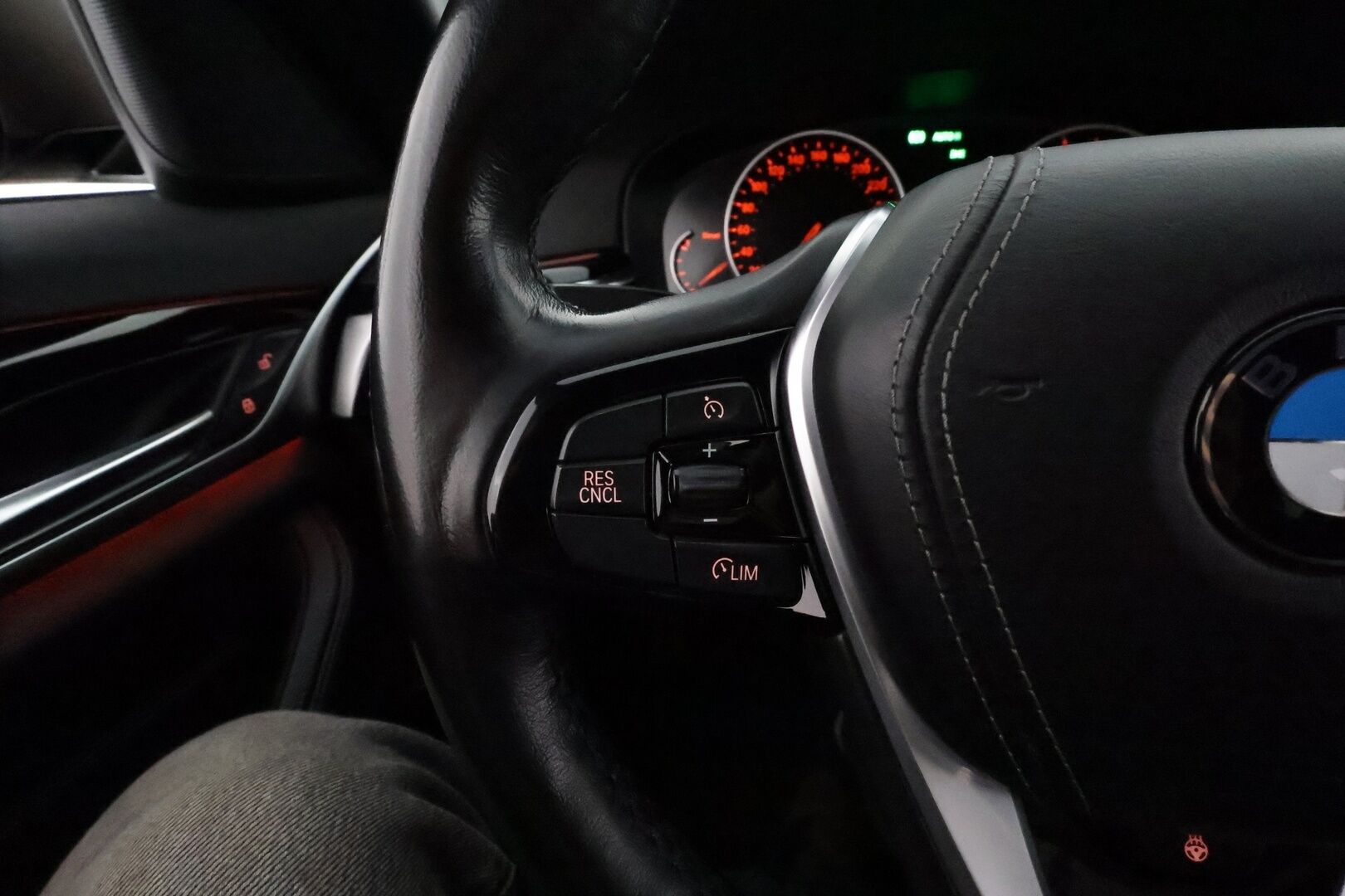 BMW 520 2018 G31 Touring 520d A xDrive Winter Exclusive Sport **LED / Sportpenkit / Lohkolämmitin / P.kamera / Ambient-Light / HiFi** - Suomi-auto / Kahdet renkaat / Merkkihuollettu!