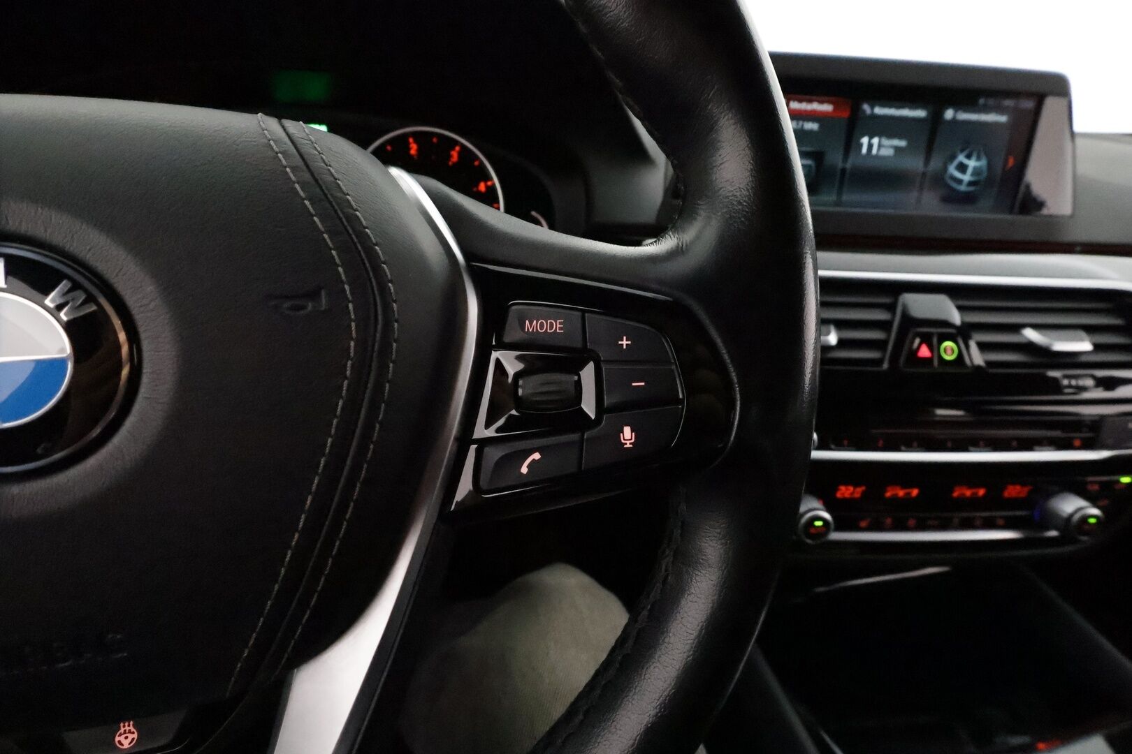 BMW 520 2018 G31 Touring 520d A xDrive Winter Exclusive Sport **LED / Sportpenkit / Lohkolämmitin / P.kamera / Ambient-Light / HiFi** - Suomi-auto / Kahdet renkaat / Merkkihuollettu!