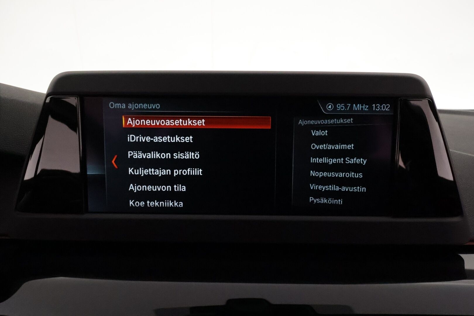 BMW 520 2018 G31 Touring 520d A xDrive Winter Exclusive Sport **LED / Sportpenkit / Lohkolämmitin / P.kamera / Ambient-Light / HiFi** - Suomi-auto / Kahdet renkaat / Merkkihuollettu!
