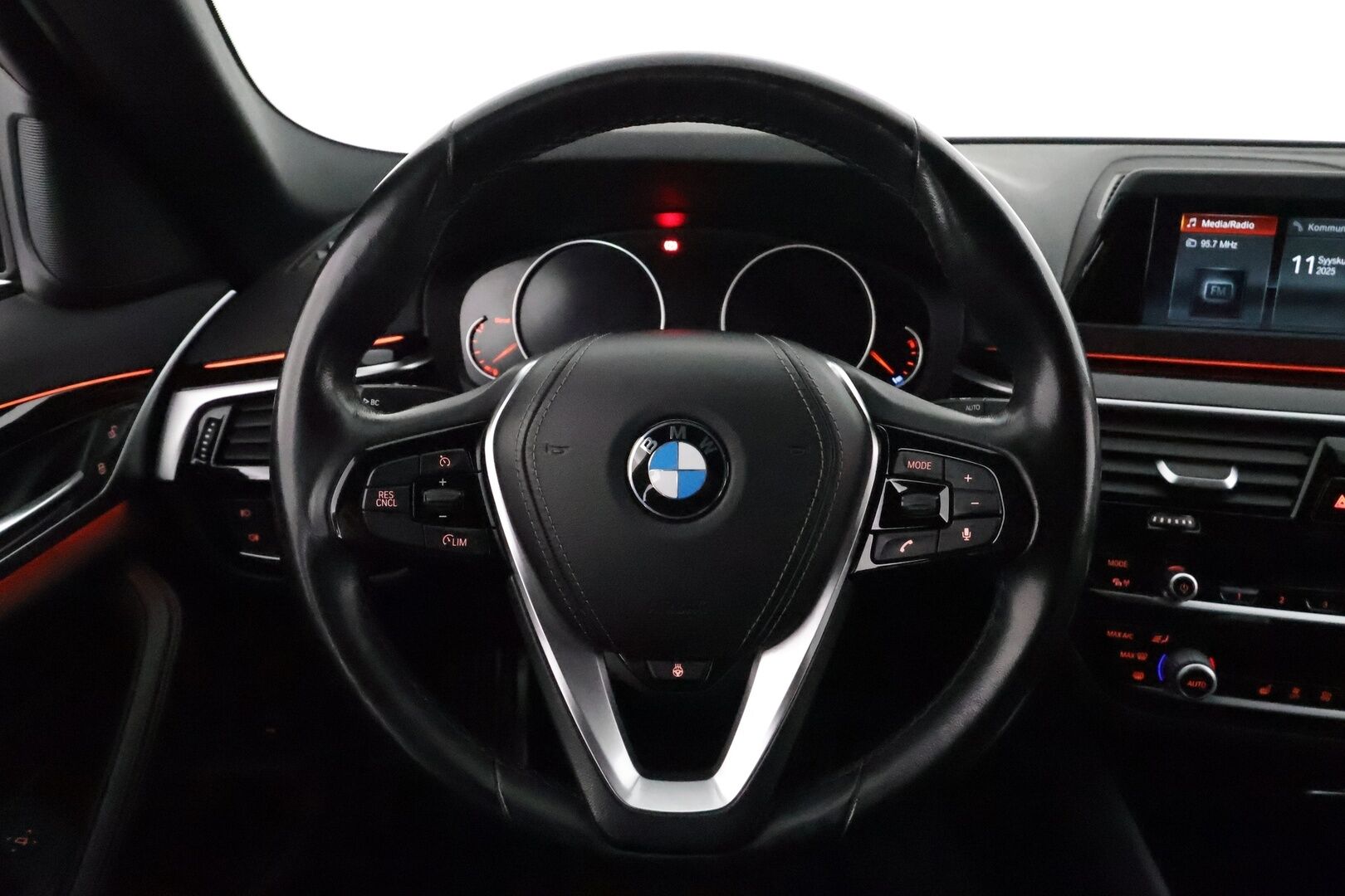 BMW 520 2018 G31 Touring 520d A xDrive Winter Exclusive Sport **LED / Sportpenkit / Lohkolämmitin / P.kamera / Ambient-Light / HiFi** - Suomi-auto / Kahdet renkaat / Merkkihuollettu!