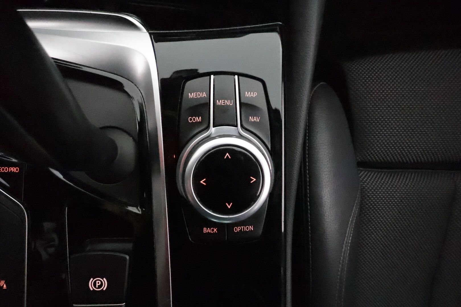 BMW 520 2018 G31 Touring 520d A xDrive Winter Exclusive Sport **LED / Sportpenkit / Lohkolämmitin / P.kamera / Ambient-Light / HiFi* - Suomi-auto / Kahdet renkaat / Merkkihuollettu!