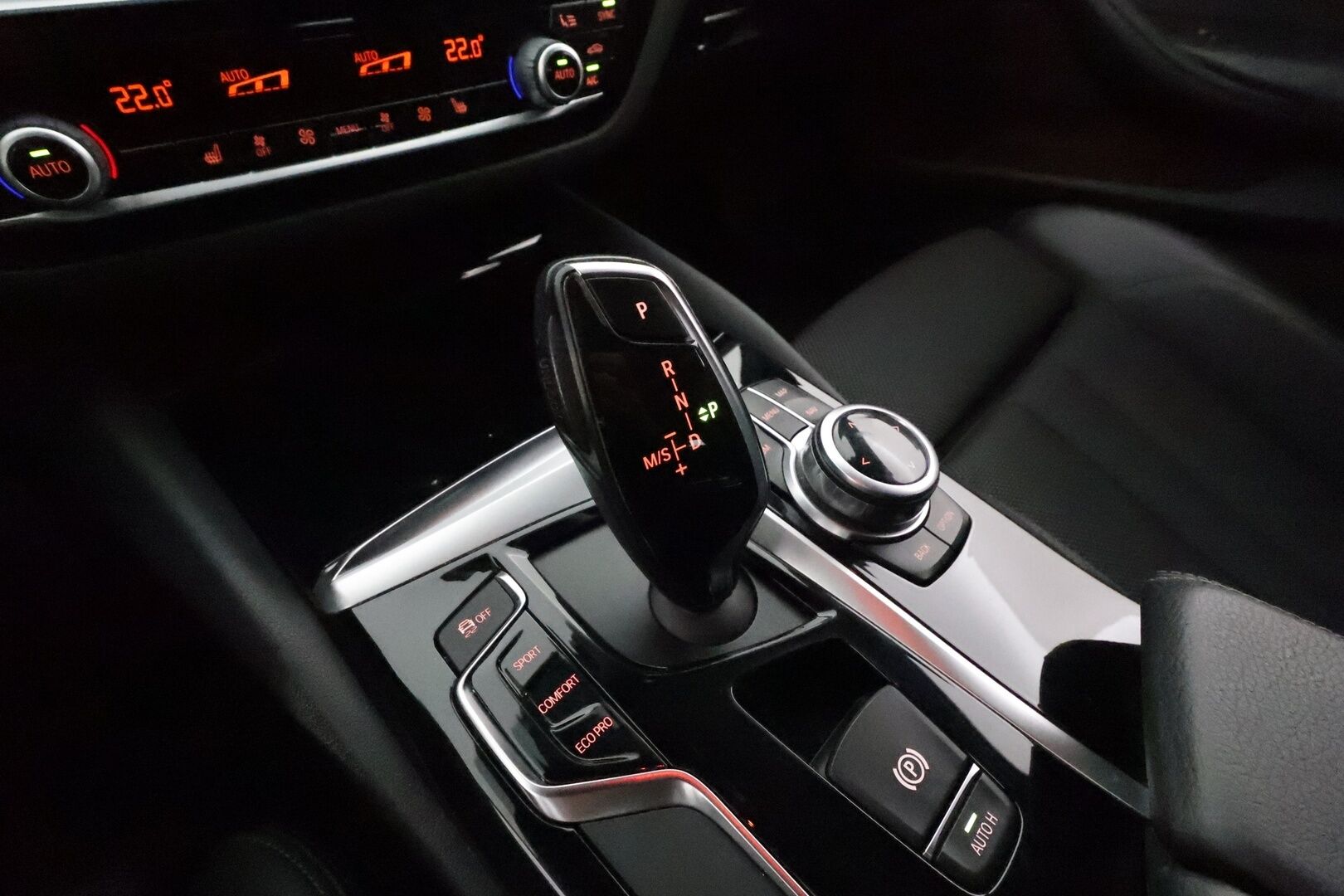 BMW 520 2018 G31 Touring 520d A xDrive Winter Exclusive Sport **LED / Sportpenkit / Lohkolämmitin / P.kamera / Ambient-Light / HiFi** - Suomi-auto / Kahdet renkaat / Merkkihuollettu!