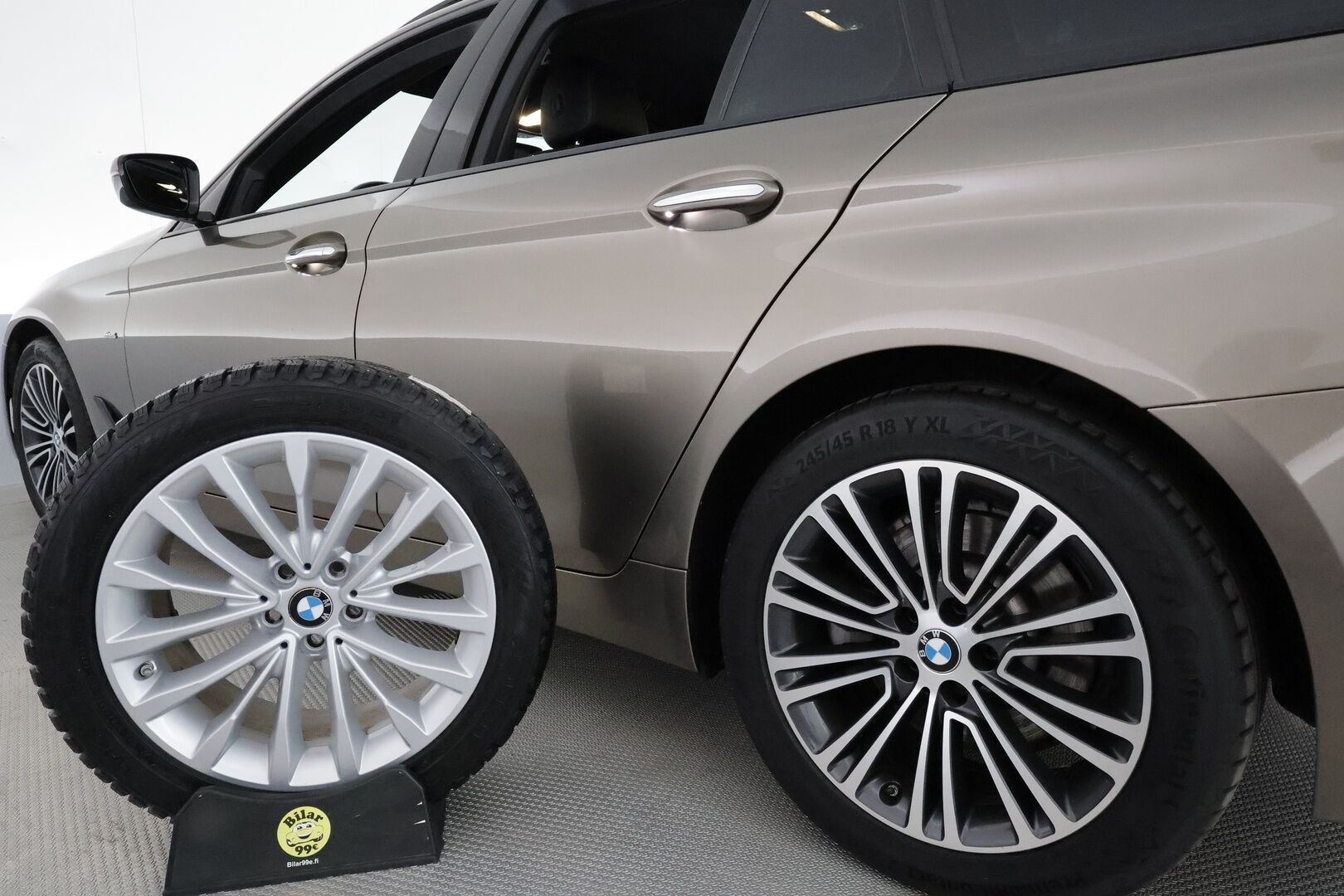 BMW 520 2018 G31 Touring 520d A xDrive Winter Exclusive Sport **LED / Sportpenkit / Lohkolämmitin / P.kamera / Ambient-Light / HiFi** - Suomi-auto / Kahdet renkaat / Merkkihuollettu!