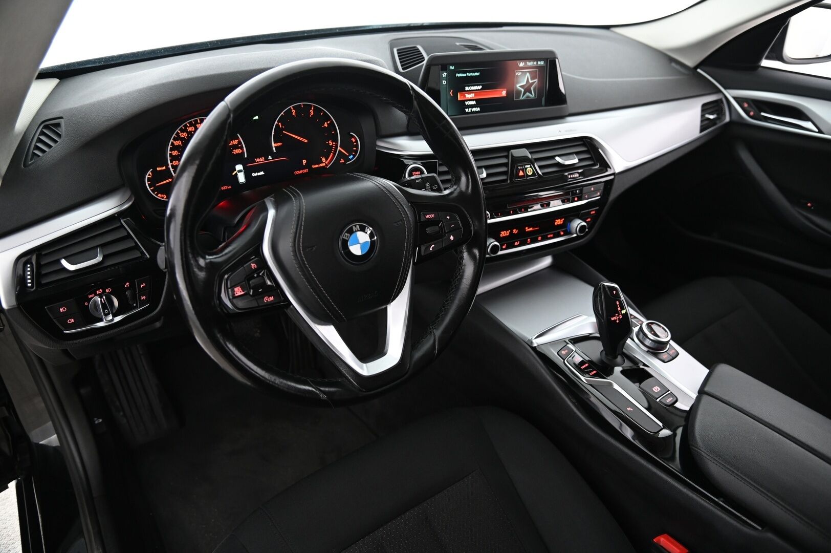 BMW 520 2018 G31 Touring 520d A Business *Myydään Huutokaupat.com* - *Juuri huollettu Suomi-auto / 2x hyvät renkaat aluvanteilla*