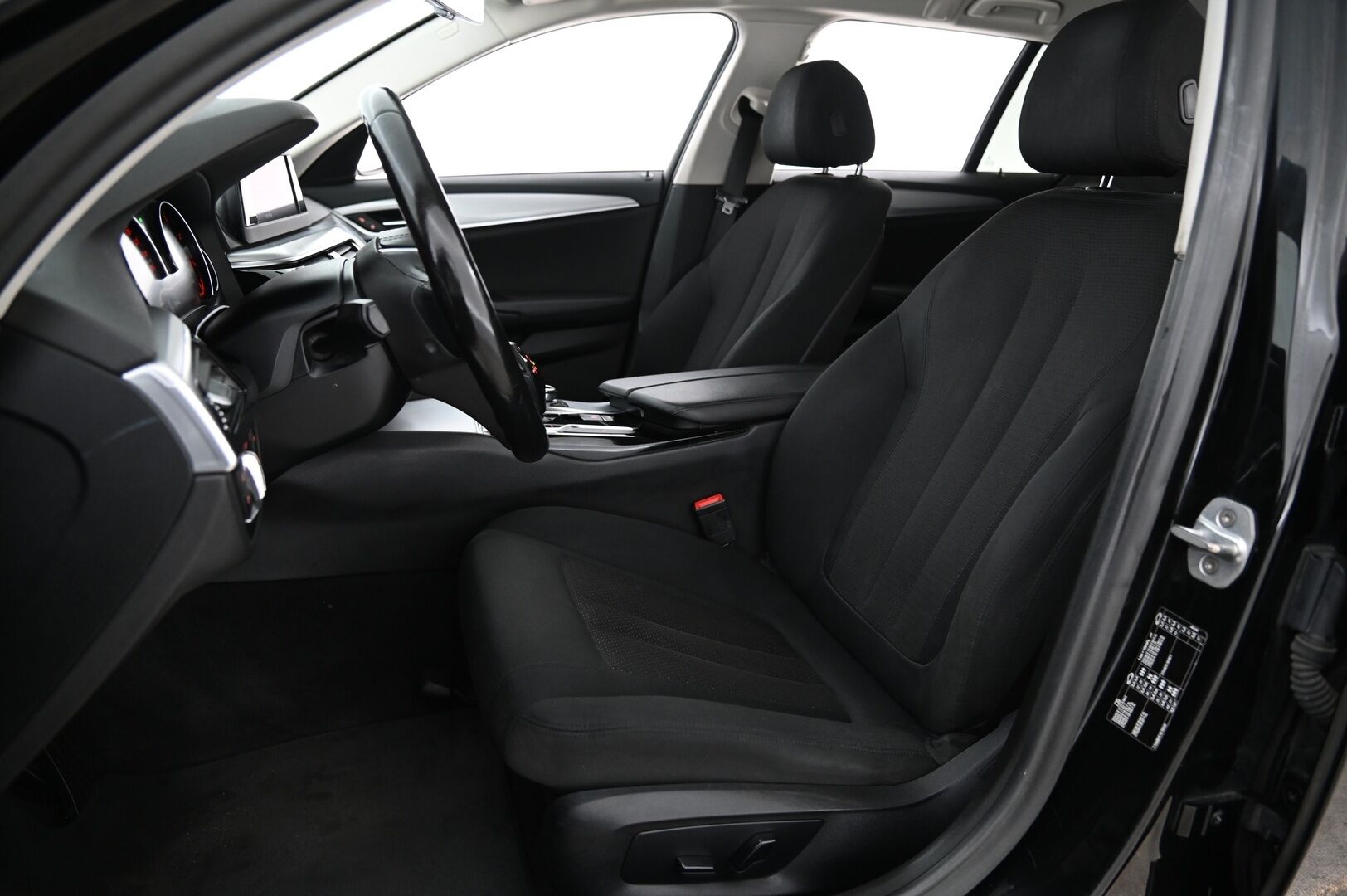 BMW 520 2018 G31 Touring 520d A Business *Myydään Huutokaupat.com* - *Juuri huollettu Suomi-auto / 2x hyvät renkaat aluvanteilla*