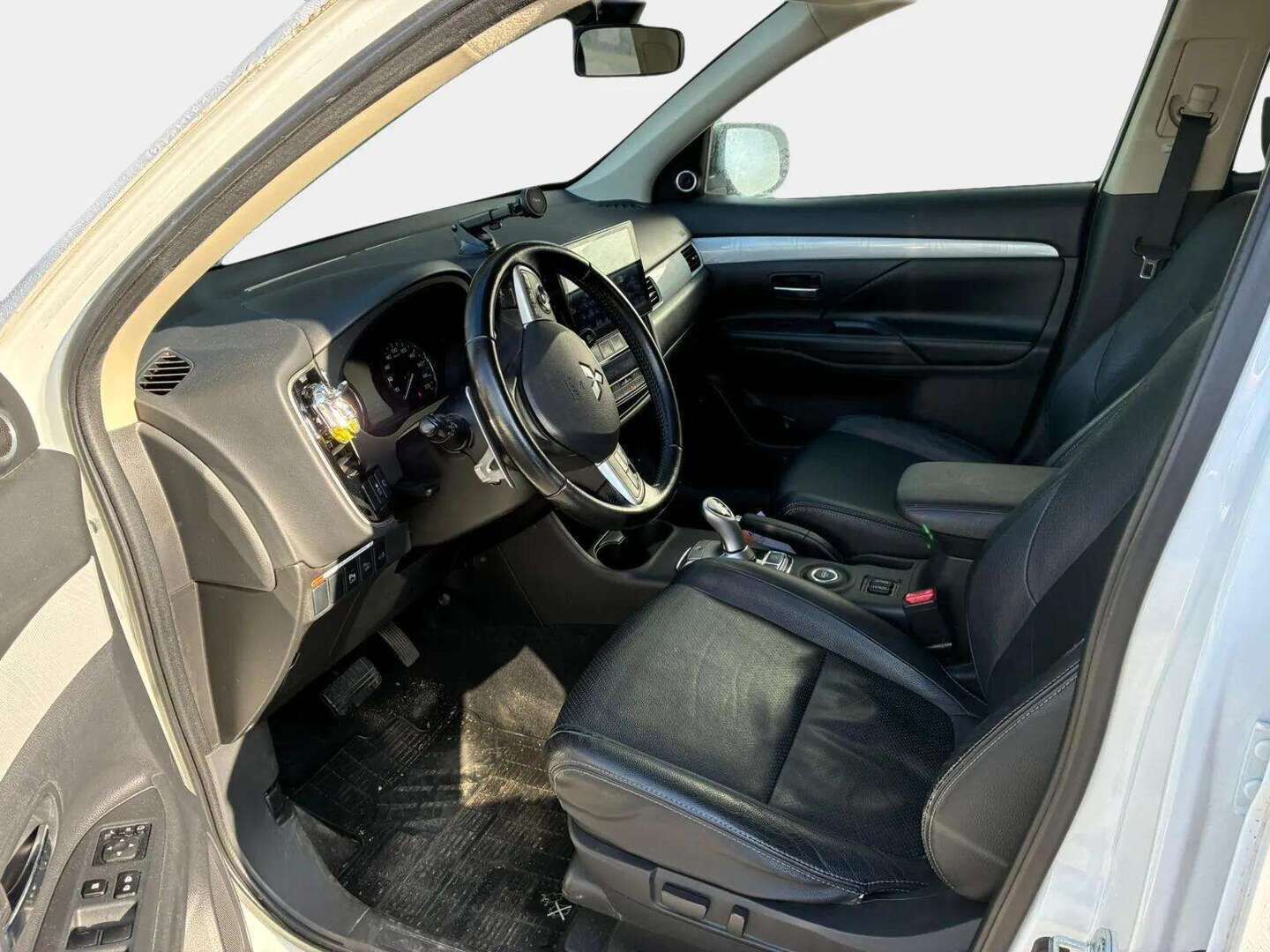 Mitsubishi Outlander PHEV 2014 Instyle Navi 4WD * Nahkasisusta / Vetokoukku / Sähköpenkki / Peruutuskamera / Lohkolämmitin * - Juuri huollettu / Kahdet renkaat vanteineen