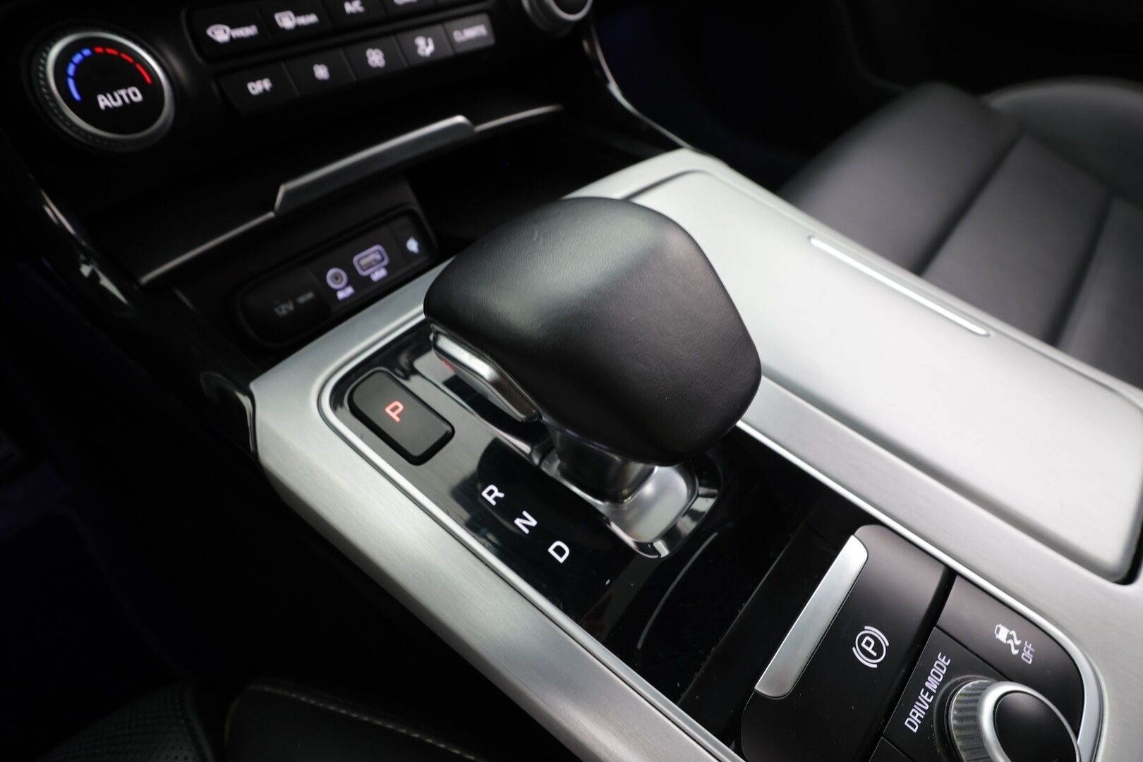 Kia Stinger 2018 3,3 T-GDI AWD GT A/T * ACC / 360° / H&K / Muistipenkki / LED / Navi / Ilmastoidut nahat / Lasikattoluukku / Webasto / HUD * - Suomi-auto / Kahdet renkaat aluvanteilla 