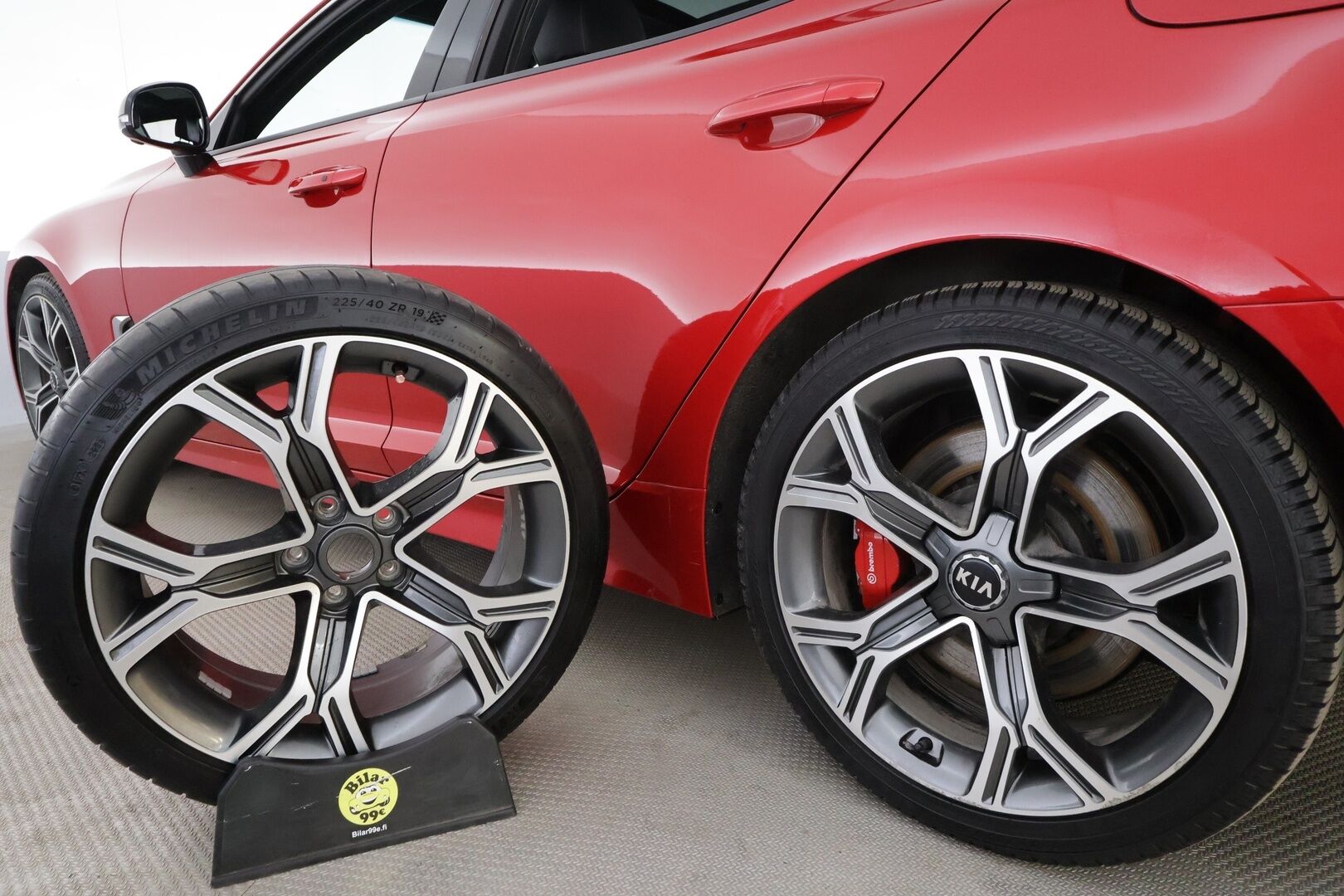 Kia Stinger 2018 3,3 T-GDI AWD GT A/T * ACC / 360° / H&K / Muistipenkki / LED / Navi / Ilmastoidut nahat / Lasikattoluukku / Webasto / HUD * - Suomi-auto / Kahdet renkaat aluvanteilla 